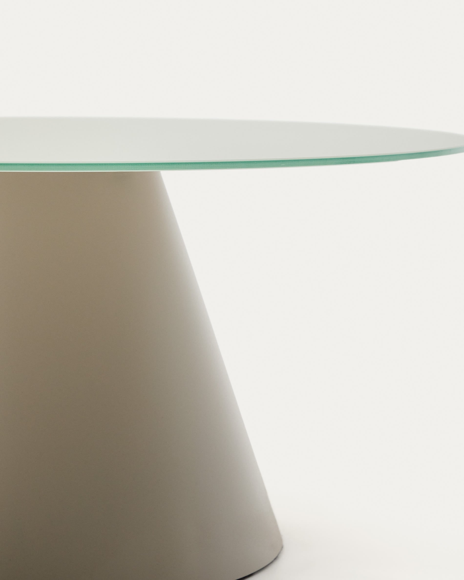 Moderner Wilshire Couchtisch von Kave Home, Ø 80 cm, aus robustem gehärtetem Glas und mattem grauem Metall. Perfekt für stilvolle Wohnräume.