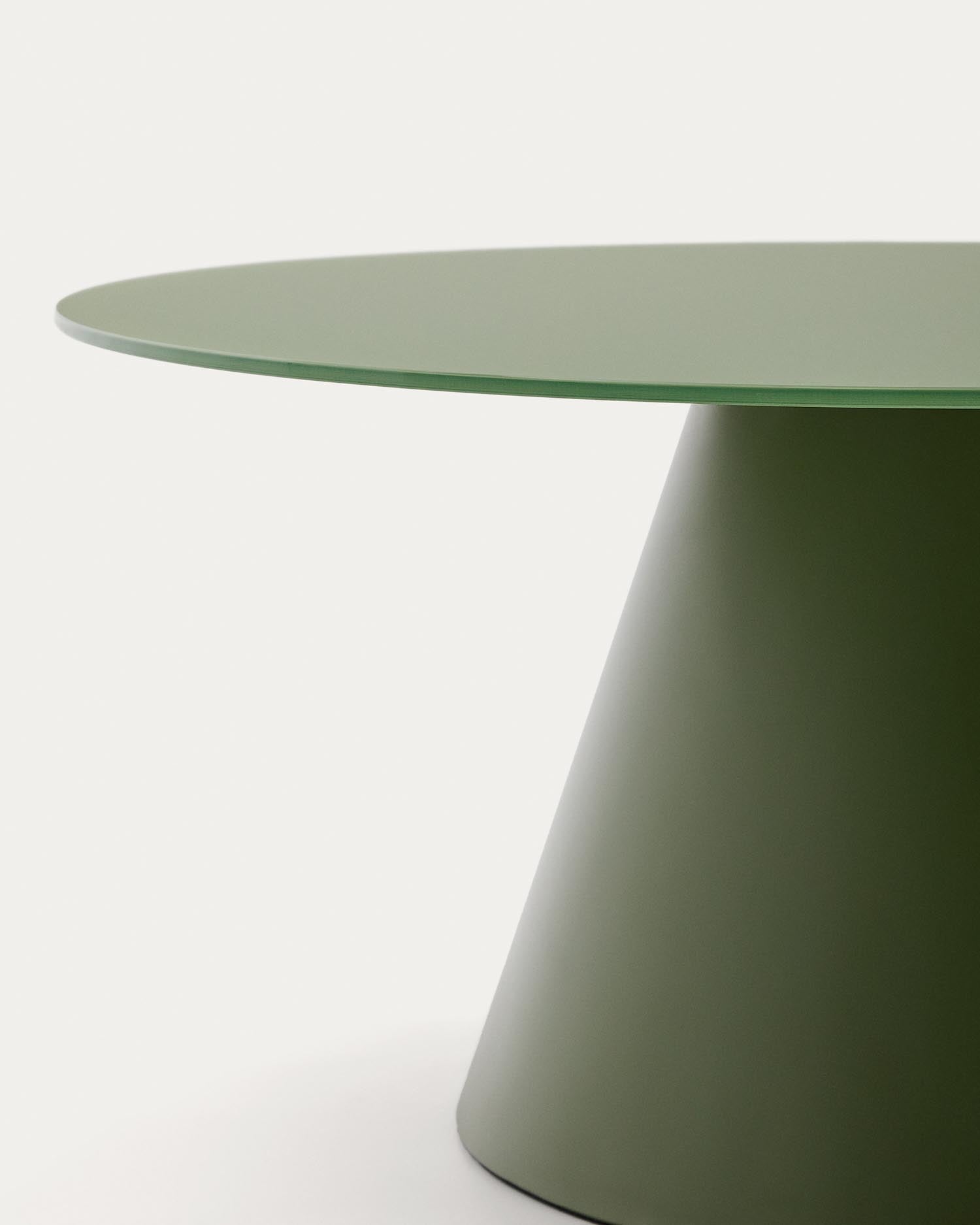 Der Wilshire Couchtisch aus gehärtetem Milchglas und matt grünem Stahl ist ein stilvolles Möbelstück, das Eleganz und Funktionalität in Ihr Zuhause bringt.