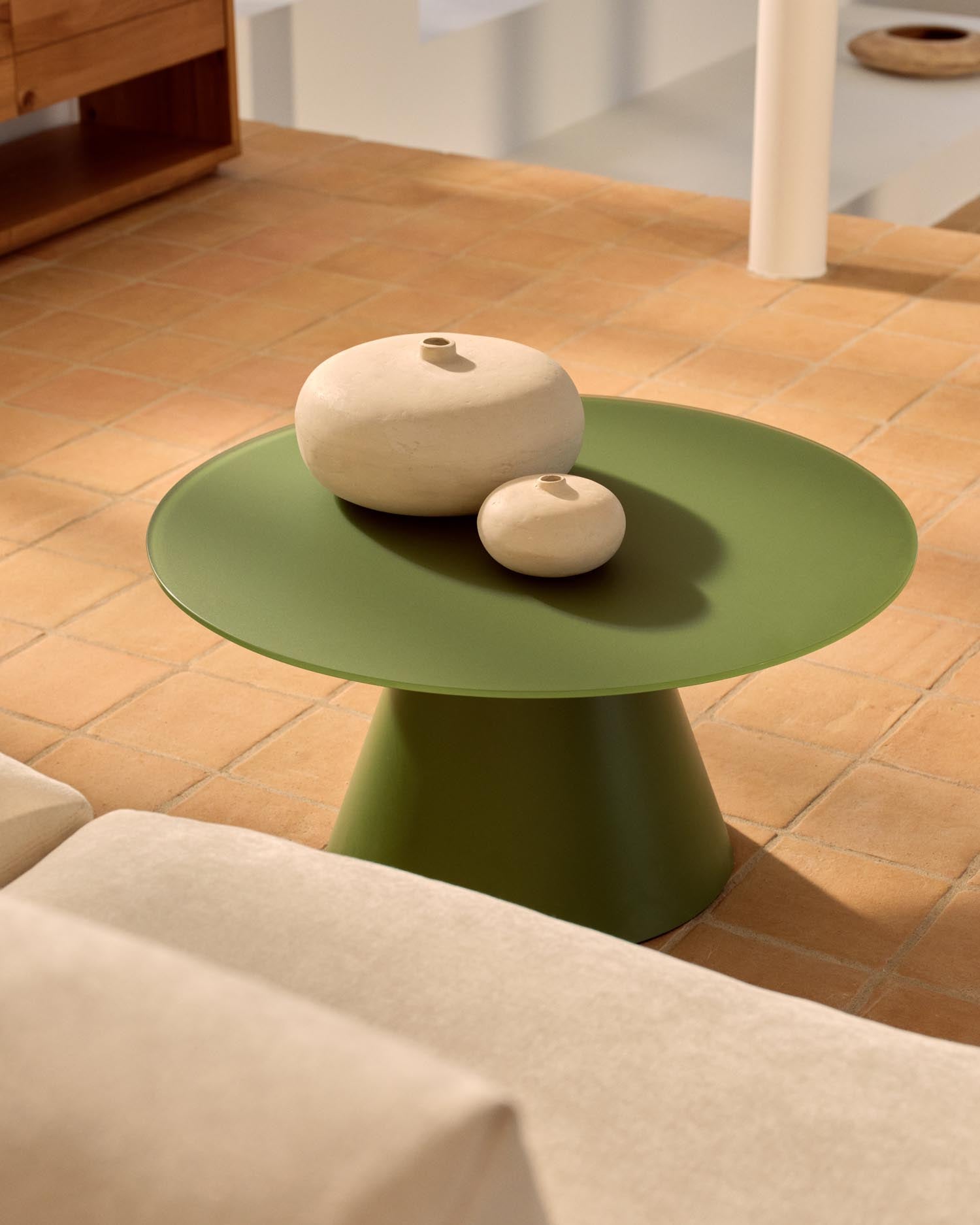 Entdecken Sie den eleganten Wilshire Couchtisch aus gehärtetem Milchglas und matt grün lackiertem Stahl. Ideal für modernes Wohnen!