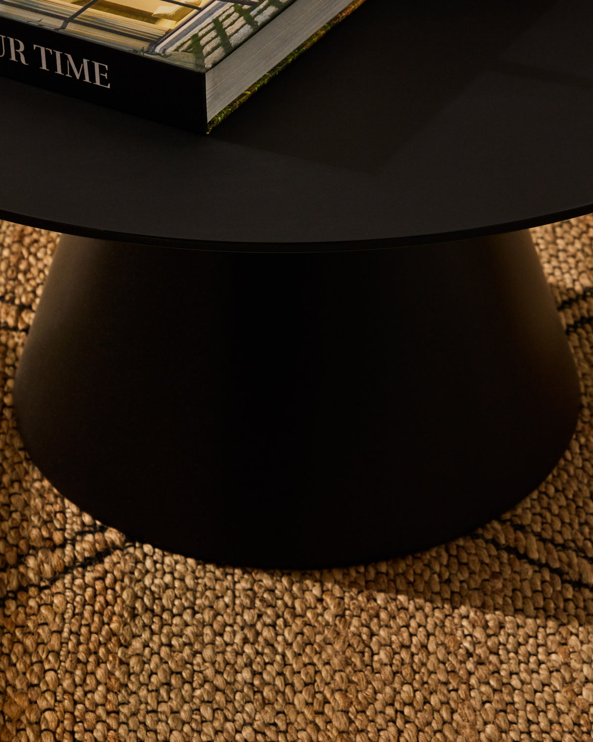 Wilshire Couchtisch aus aus gehärtetem Milchglas und Metall mit Finish in Schwarz Ø 80 cm in Schwarz präsentiert im Onlineshop von KAQTU Design AG. Couchtisch ist von Kave Home