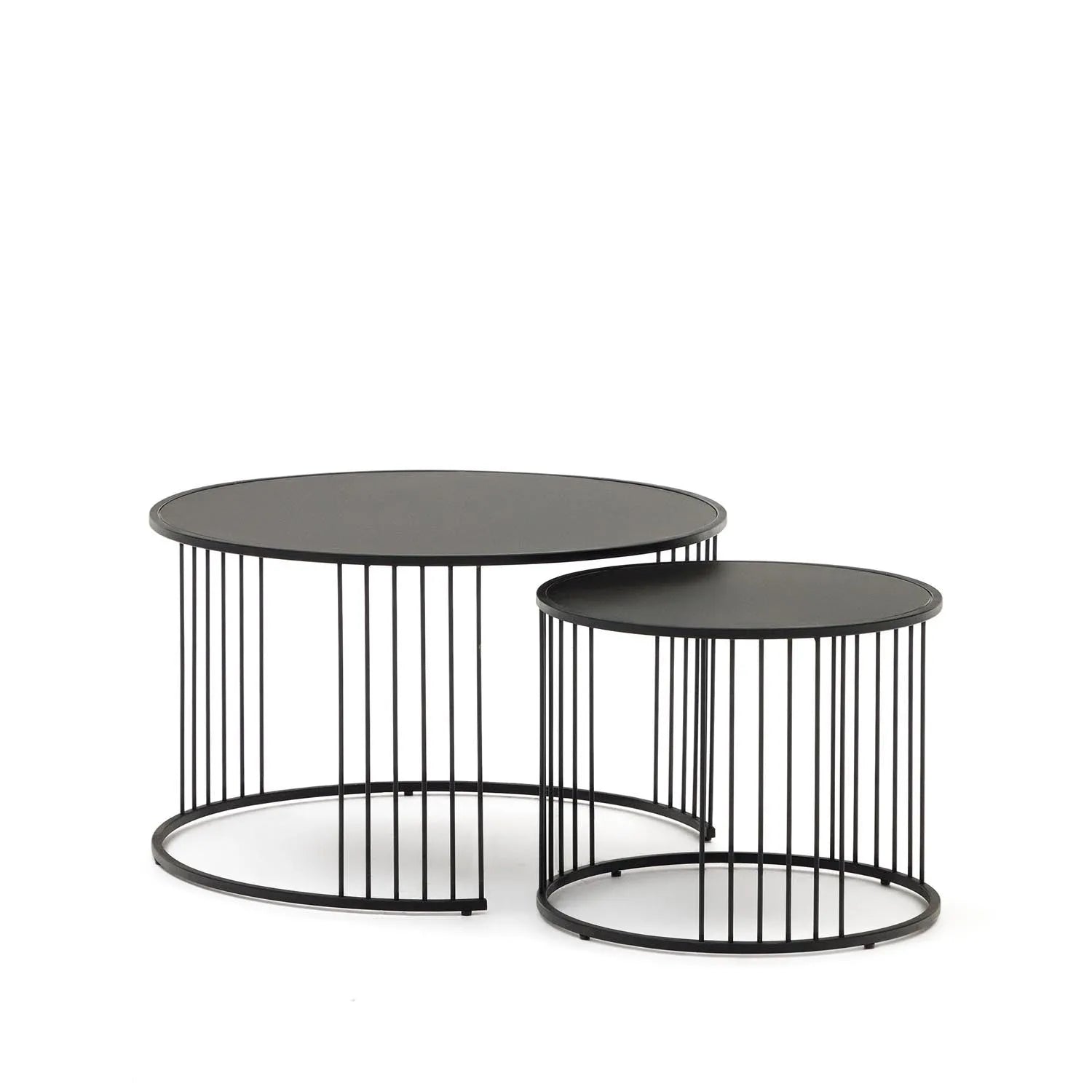 Hadar Set aus 2 Satzbeistelltischen getempertes Glas und Metall in Schwarz Ø75cm / Ø 45cm in Schwarz präsentiert im Onlineshop von KAQTU Design AG. Beistelltisch ist von Kave Home