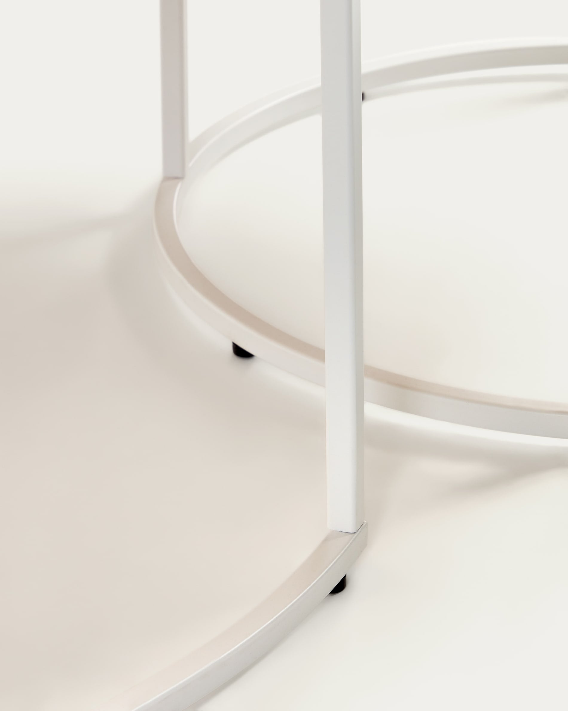 Das Yoana Set von Kave Home umfasst zwei stilvolle Beistelltische aus Eichenfurnier und weissem Metall, ideal für jeden Raum und vielseitig einsetzbar.