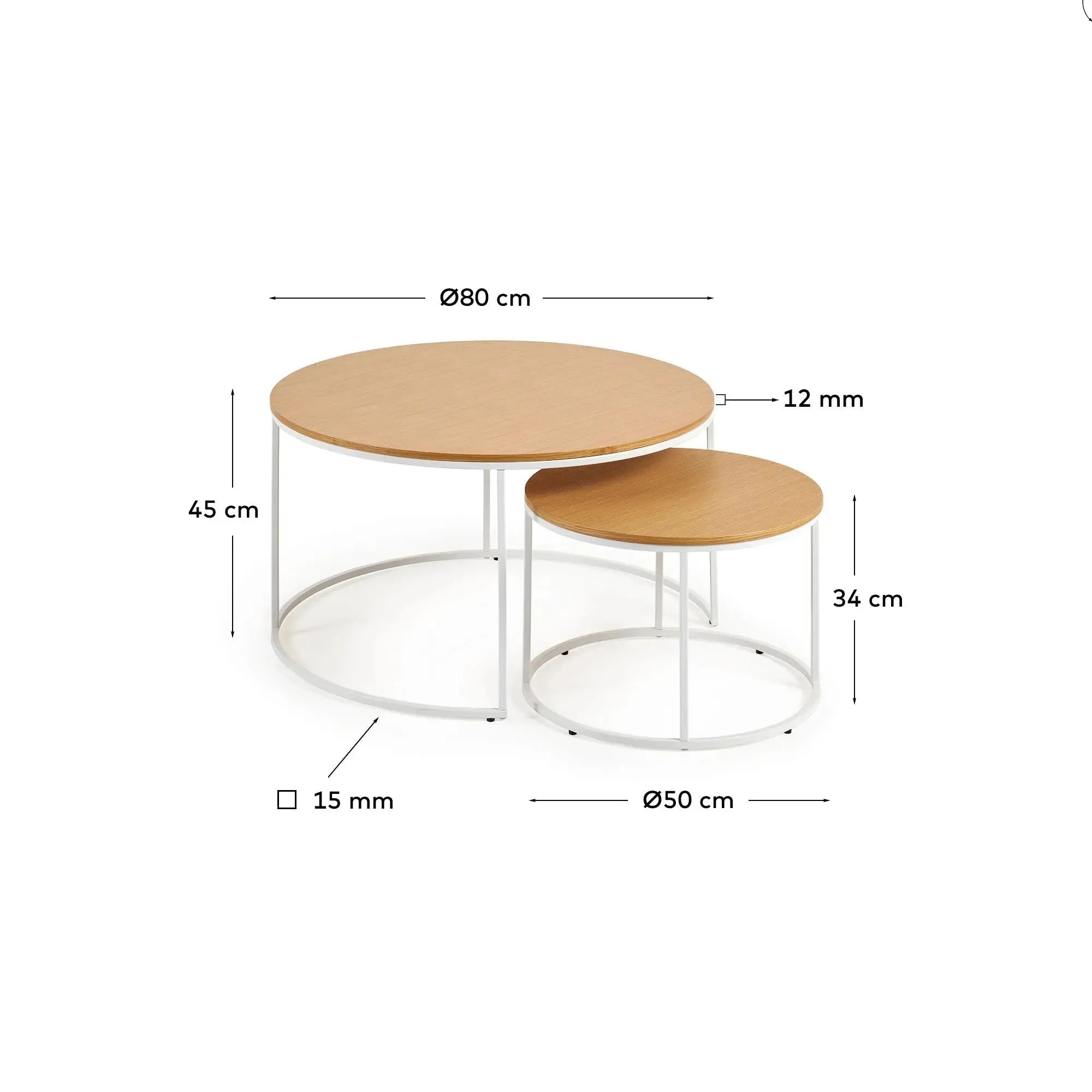 Das Yoana Set umfasst zwei elegante Beistelltische aus Eichenfurnier und weißem Metall, perfekt für zeitgemäße Wohnräume.