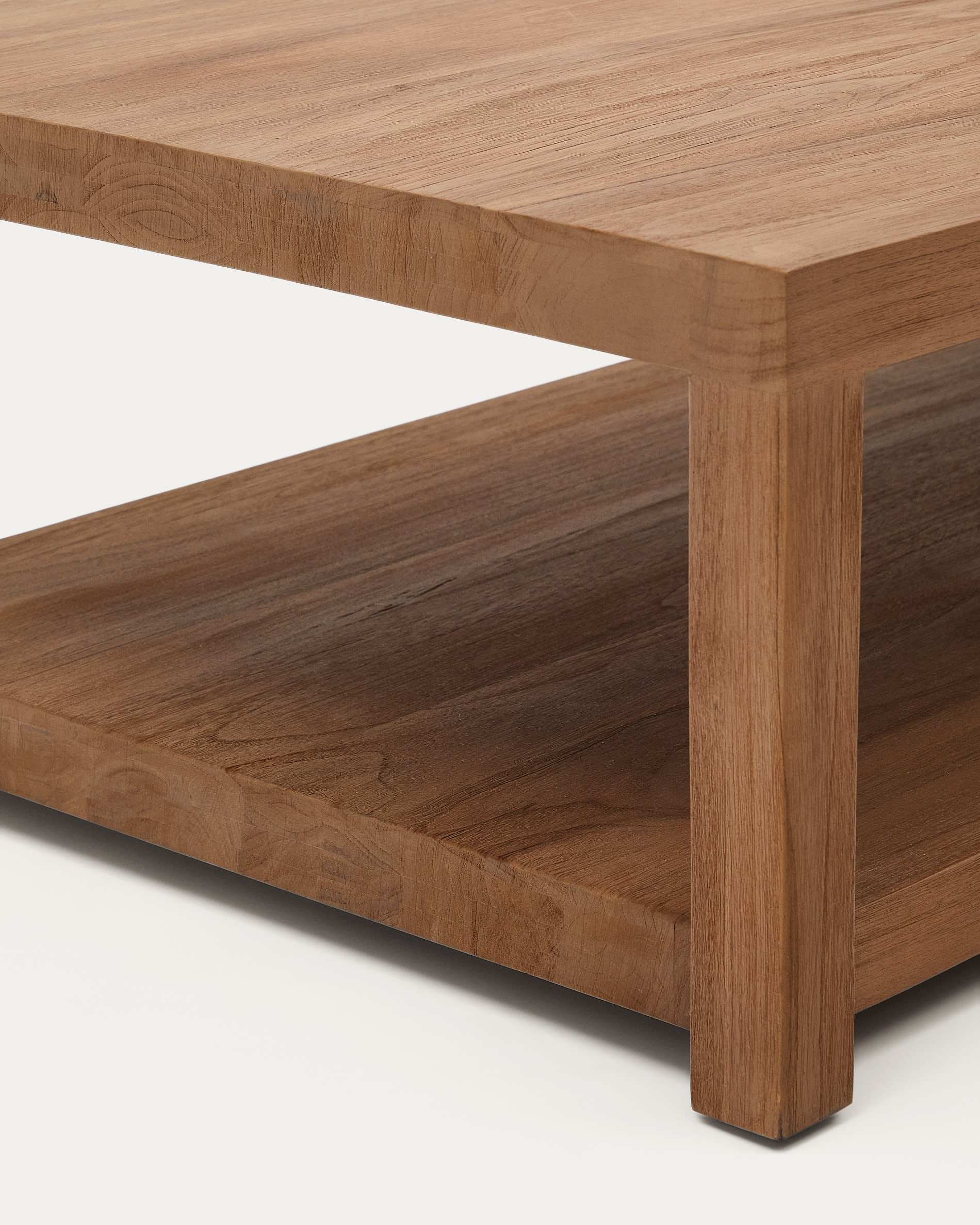 Erleben Sie den Sashi Couchtisch aus robustem Teakholz (150 x 70 cm) von Kave Home – ein elegantes, vielseitiges Highlight für Ihr Wohnzimmer.