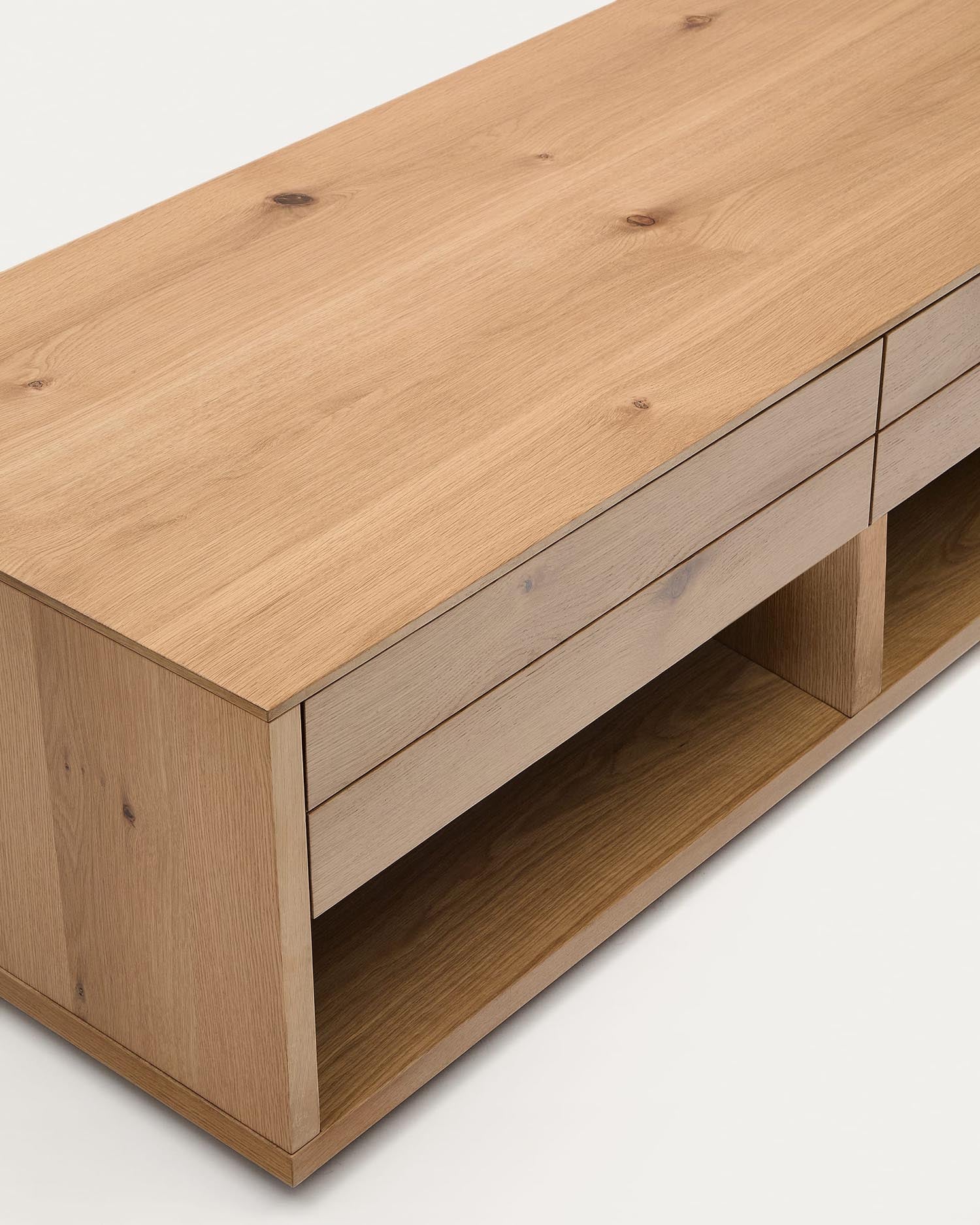 Eleganter Couchtisch Alguema aus Eichenfurnier mit zwei praktischen Schubladen, 140 x 60 cm, ideal für einladende Wohnambiente.