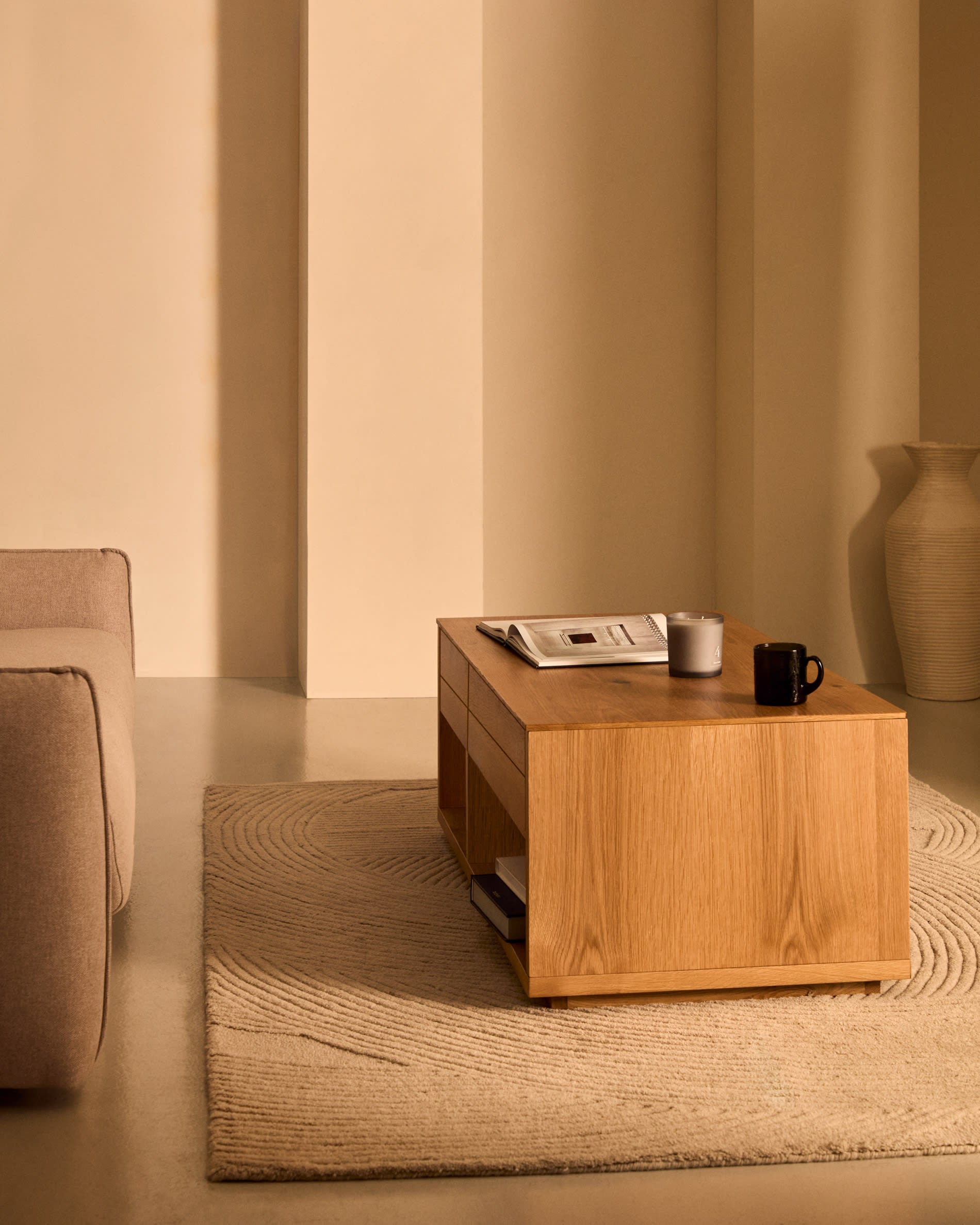 Eleganter Couchtisch aus Eichenfurnier, naturfarben, mit 2 Schubladen, 140x60 cm, von Kave Home, ideal für modernes Wohnen.