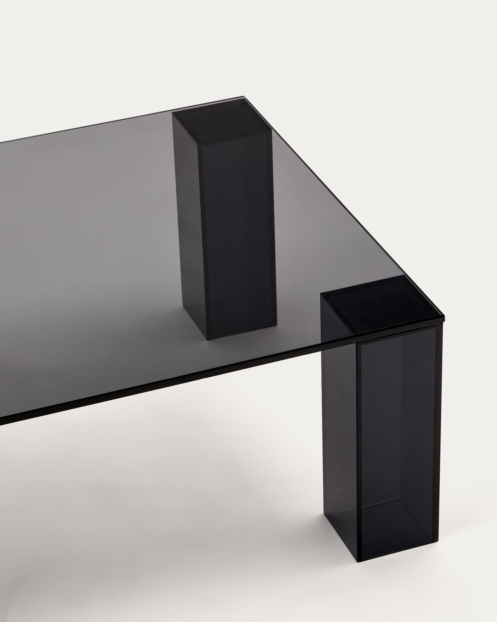 Eleganter Couchtisch Adularia aus widerstandsfähigem, dunkelgrauem gehärtetem Glas (140 x 60 cm) – ideal für moderne Wohnkonzepte.