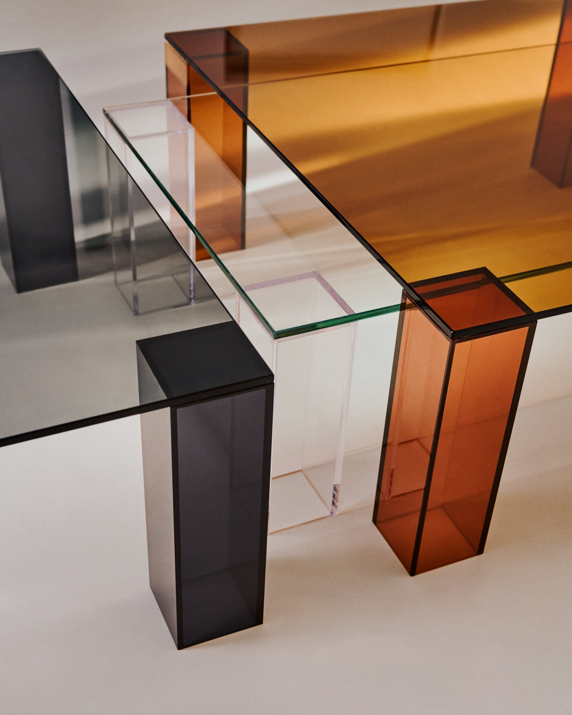 Moderner Couchtisch aus transparentem gehärtetem Glas, 140x60 cm, stilvolles Design, robust und perfekt für zeitgemäße Wohnräume.