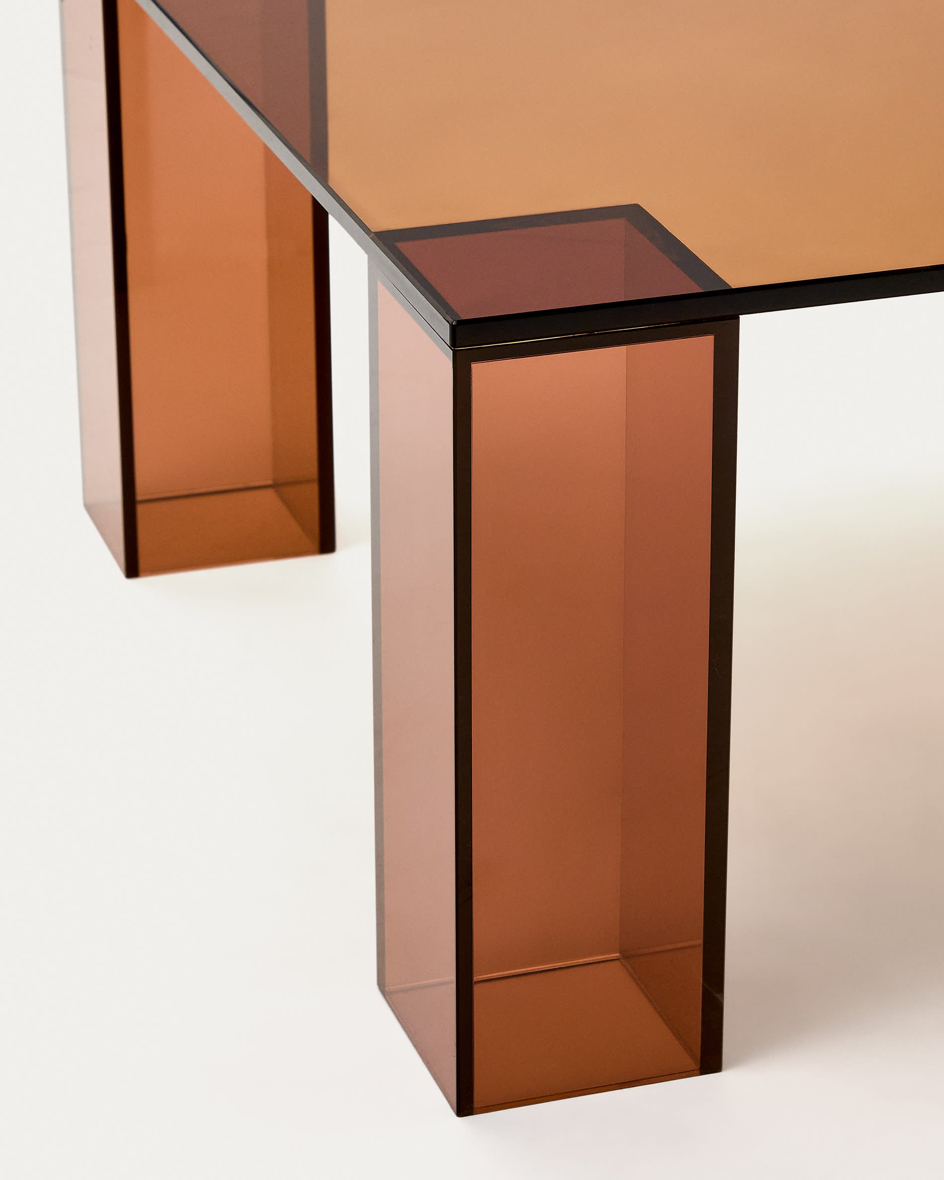 Eleganter Couchtisch Adularia von Kave Home aus braunem gehärtetem Glas (140 x 60 cm) – perfektes Möbelstück für modernes Wohnen.
