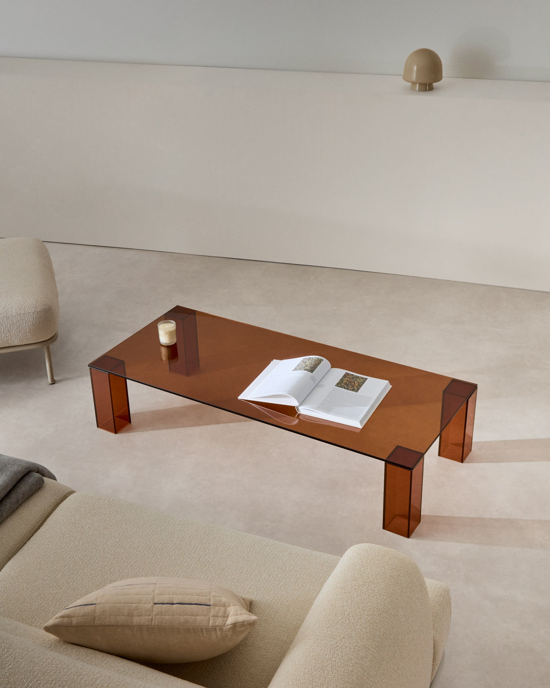 Moderner Couchtisch Adularia aus robustem, braunem gehärtetem Glas (140 x 60 cm) von Kave Home – ideal für stilvolle Akzente in jedem Raum.