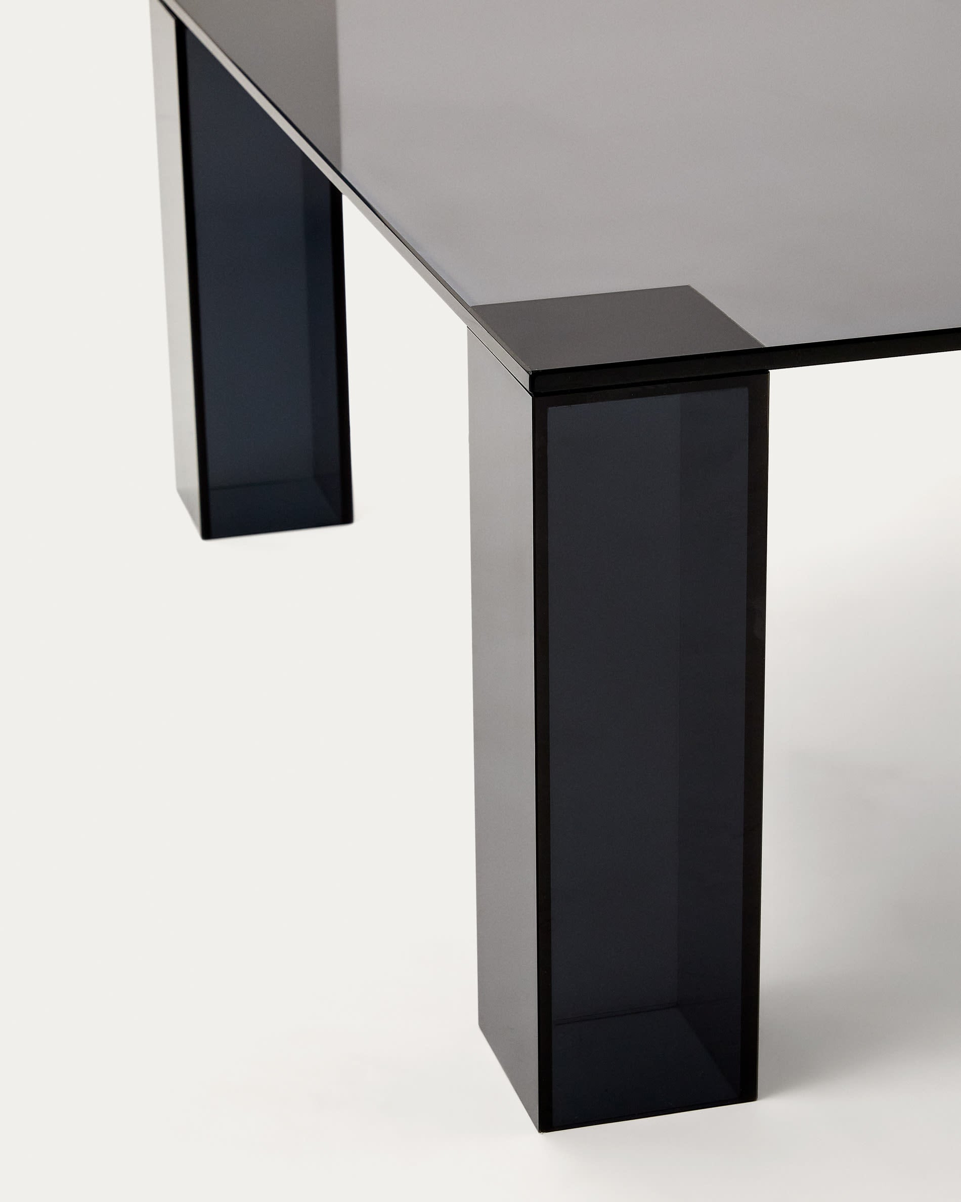 Eleganter Beistelltisch Adularia aus widerstandsfähigem, dunkelgrauem gehärtetem Glas, 85 x 85 cm – ideal für moderne Wohnräume und vielseitige Einrichtung.