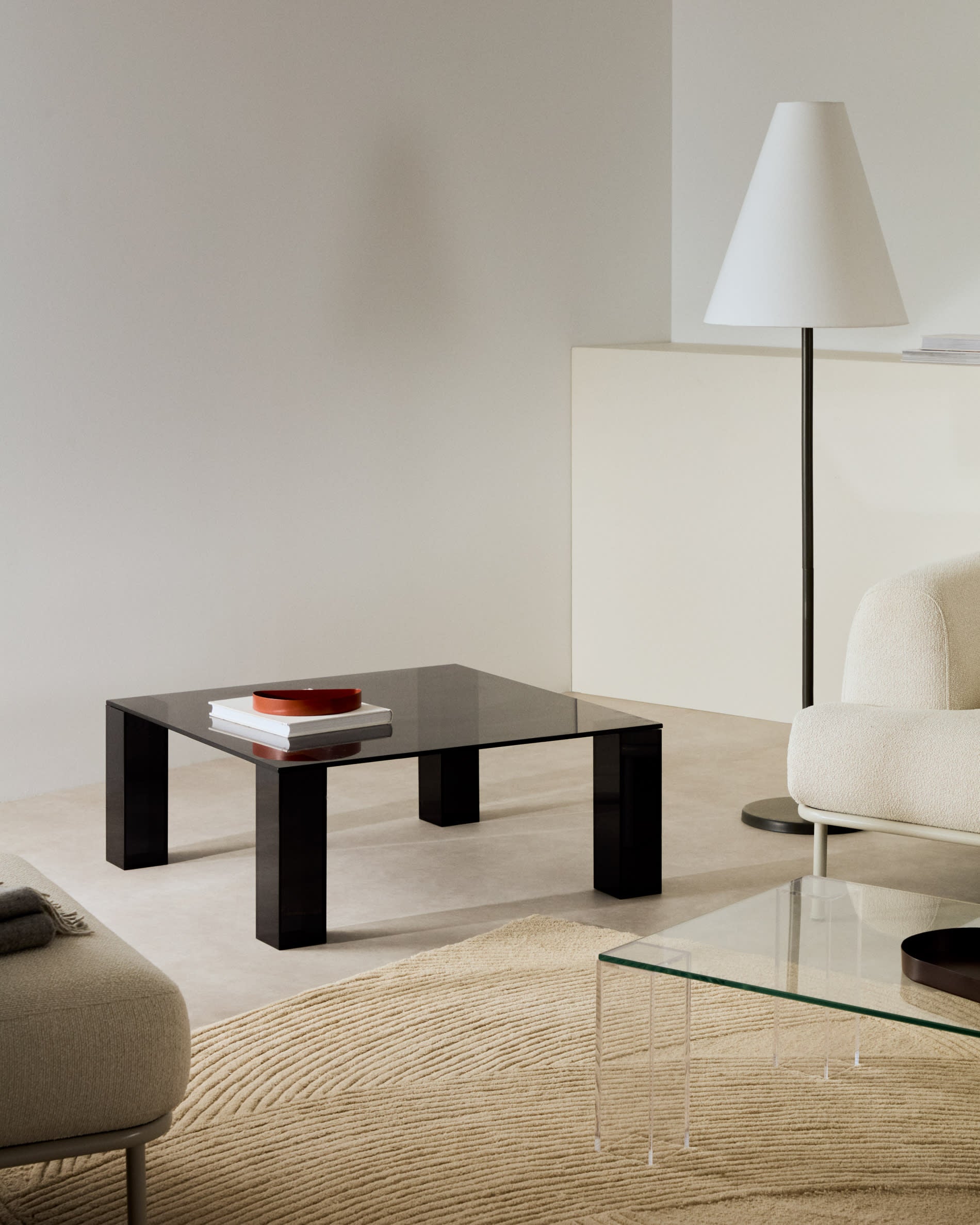 Moderner Beistelltisch aus dunkelgrauem Glas, 85x85 cm, von Kave Home, robust, stilvoll und perfekt für zeitgemässe Wohnräume.