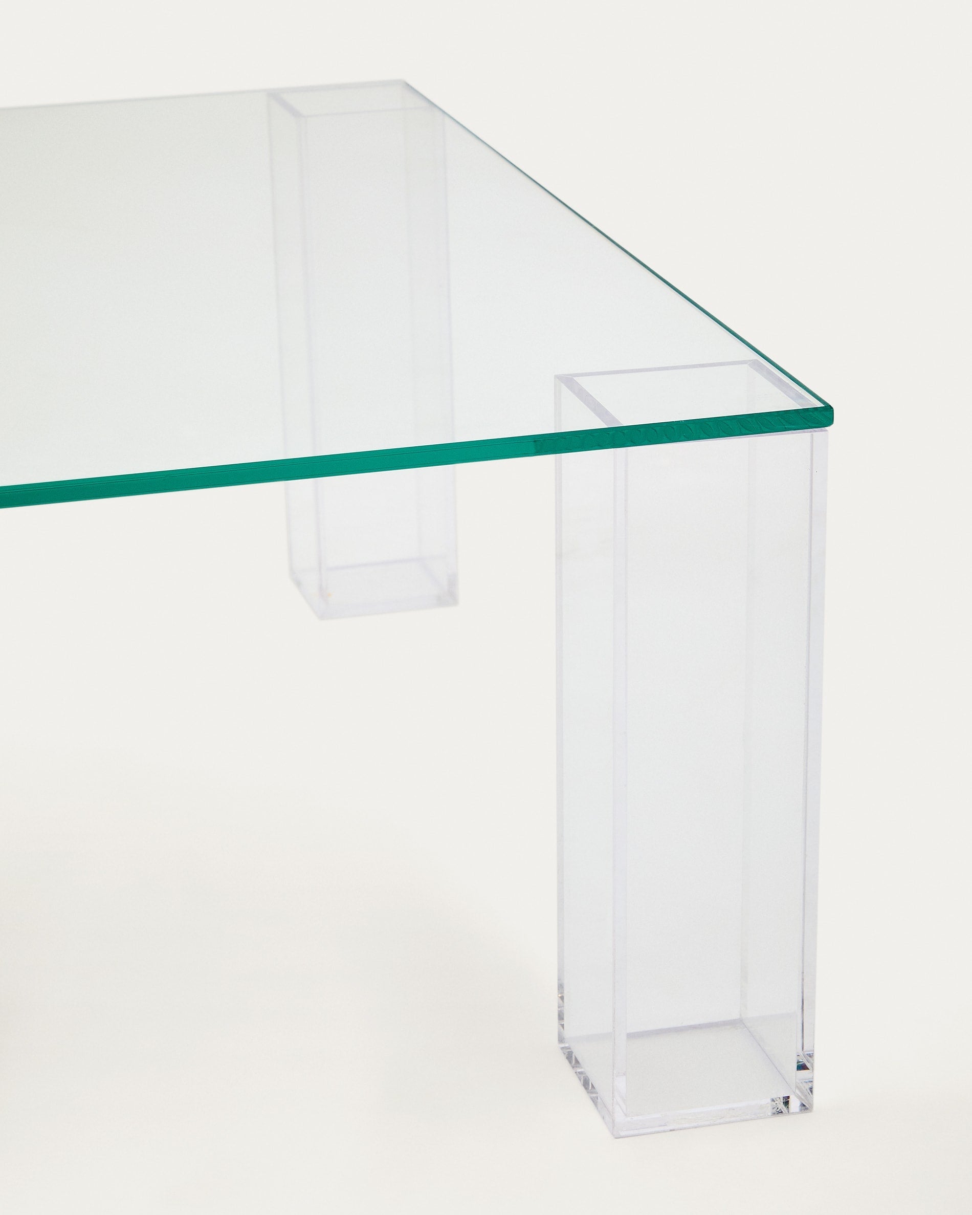 Moderner Beistelltisch aus transparentem gehärtetem Glas, 85x85 cm, von Kave Home. Ideal für stilvolle und zeitgemäße Einrichtungen.