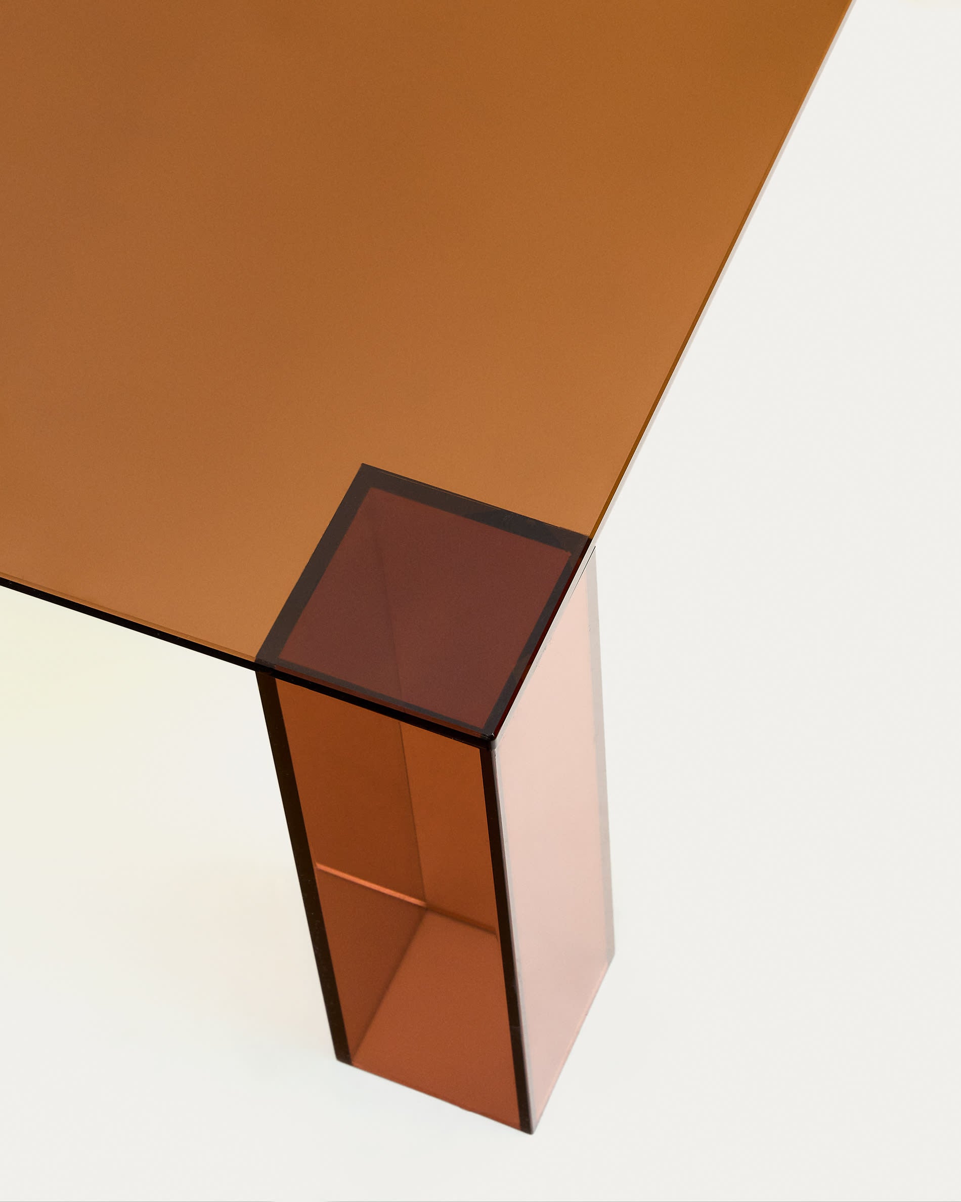 Eleganter Beistelltisch Adularia von Kave Home, 85 x 85 cm, aus robustem braunem gehärtetem Glas. Perfekt für moderne Wohnkonzepte.
