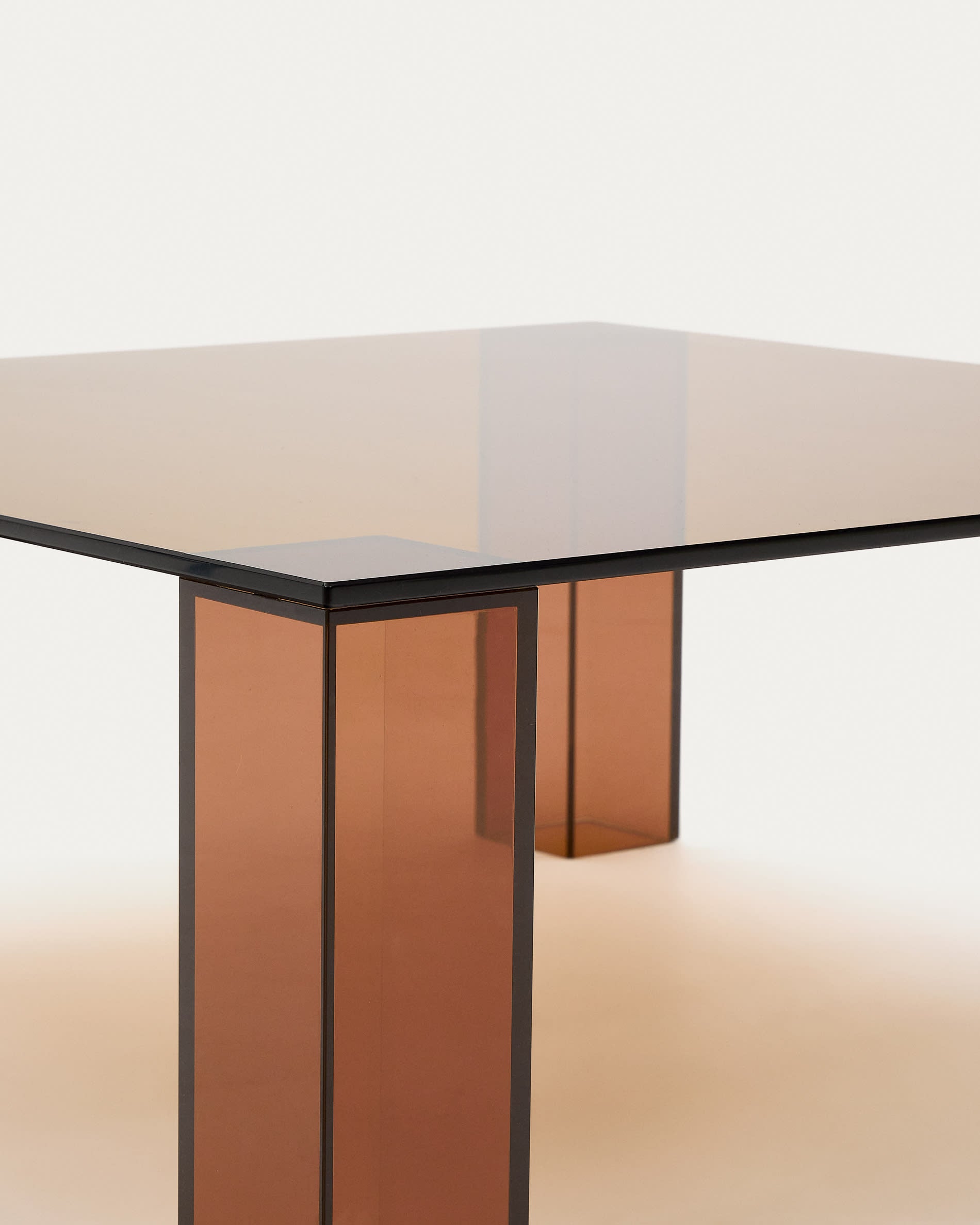 Moderner Beistelltisch Adularia von Kave Home, 85 x 85 cm, aus hochwertigem braunem gehärtetem Glas. Ideal für stilvolle und funktionale Wohnräume.