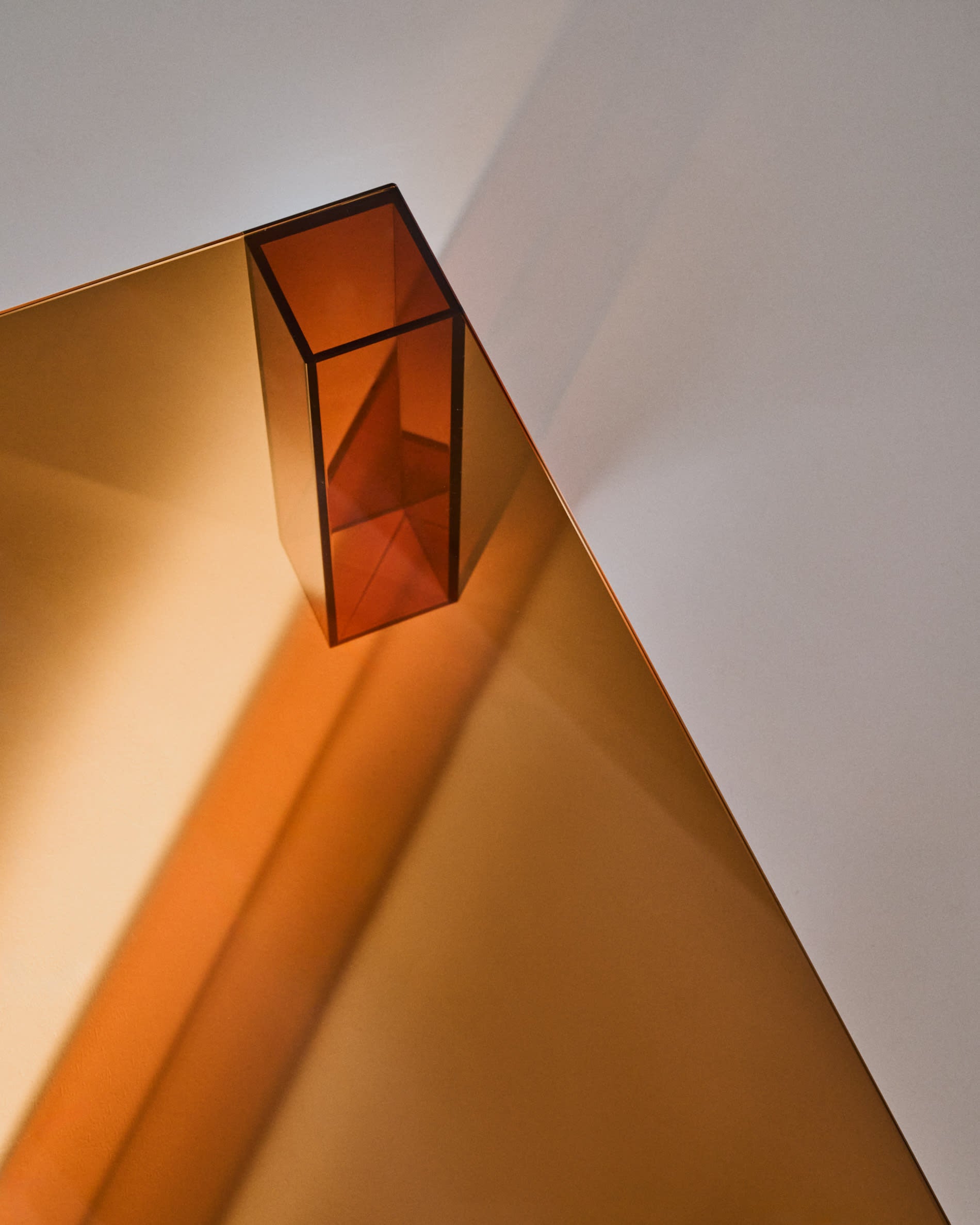 Eleganter Beistelltisch Adularia von Kave Home, 85 x 85 cm, aus hochwertigem braunem gehärtetem Glas. Perfekt für moderne Wohnräume und vielseitige Nutzung.