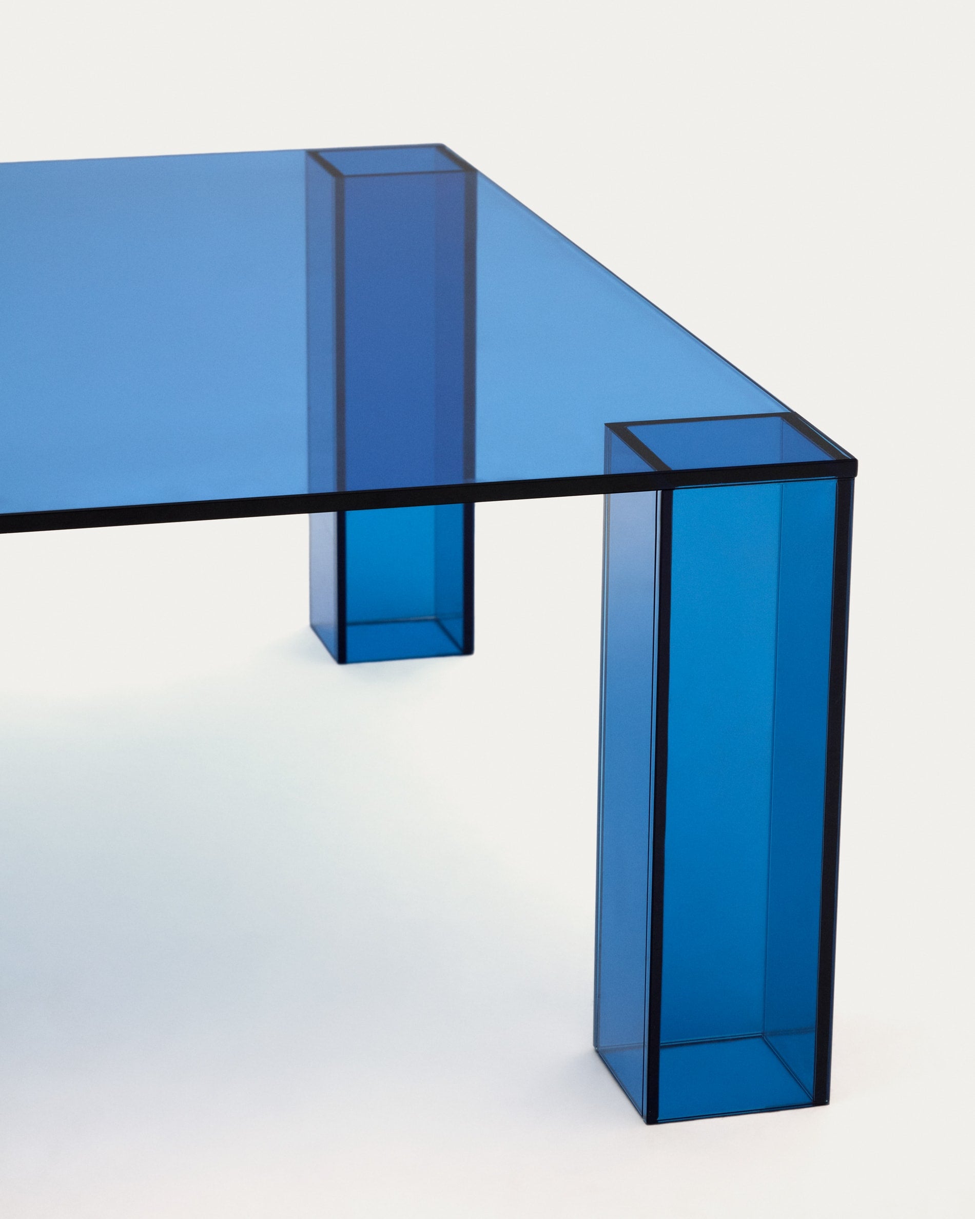 Stilvoller Beistelltisch Adularia in 85 x 85 cm aus robustem, blauem gehärtetem Glas von Kave Home. Perfekt für jedes moderne Zuhause.
