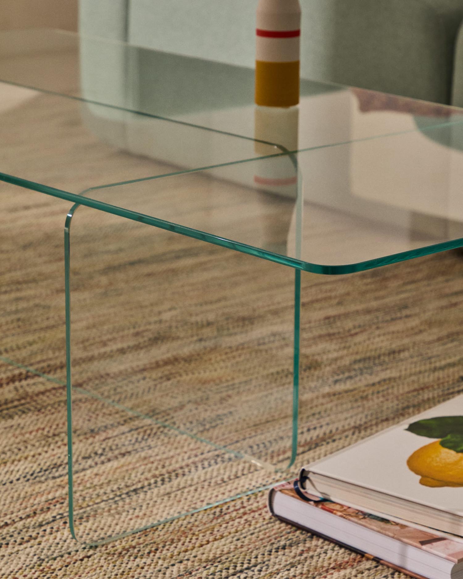 Der Couchtisch Zaren aus transparentem, gehärtetem Glas bietet stilvolle Eleganz und praktische Robustheit für jedes Wohnzimmer.