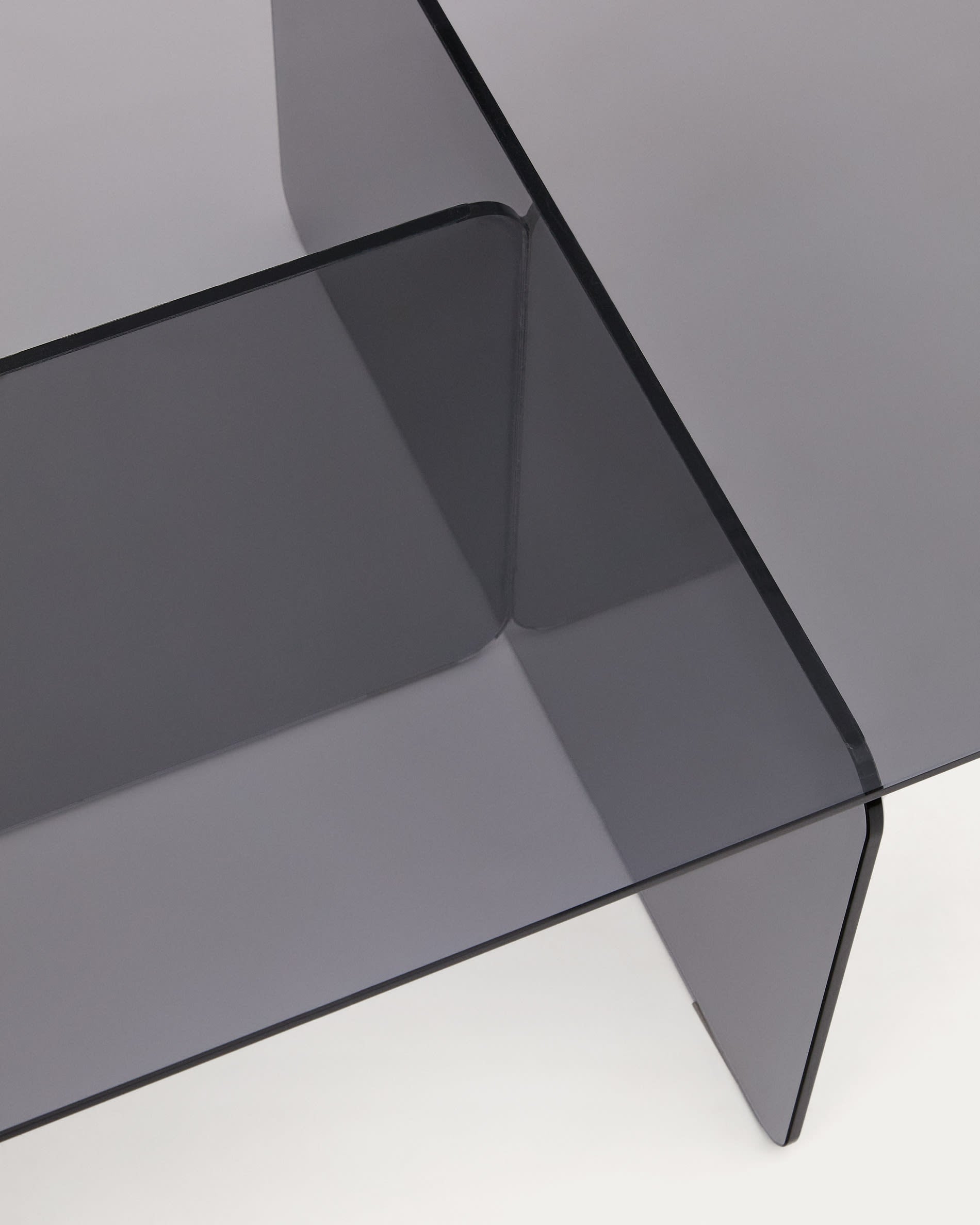 Moderner Couchtisch Zaren von Kave Home aus grauem gehärtetem Glas (120 x 60 cm). Ideal für stilvolle Wohnzimmer und langlebige Nutzung.