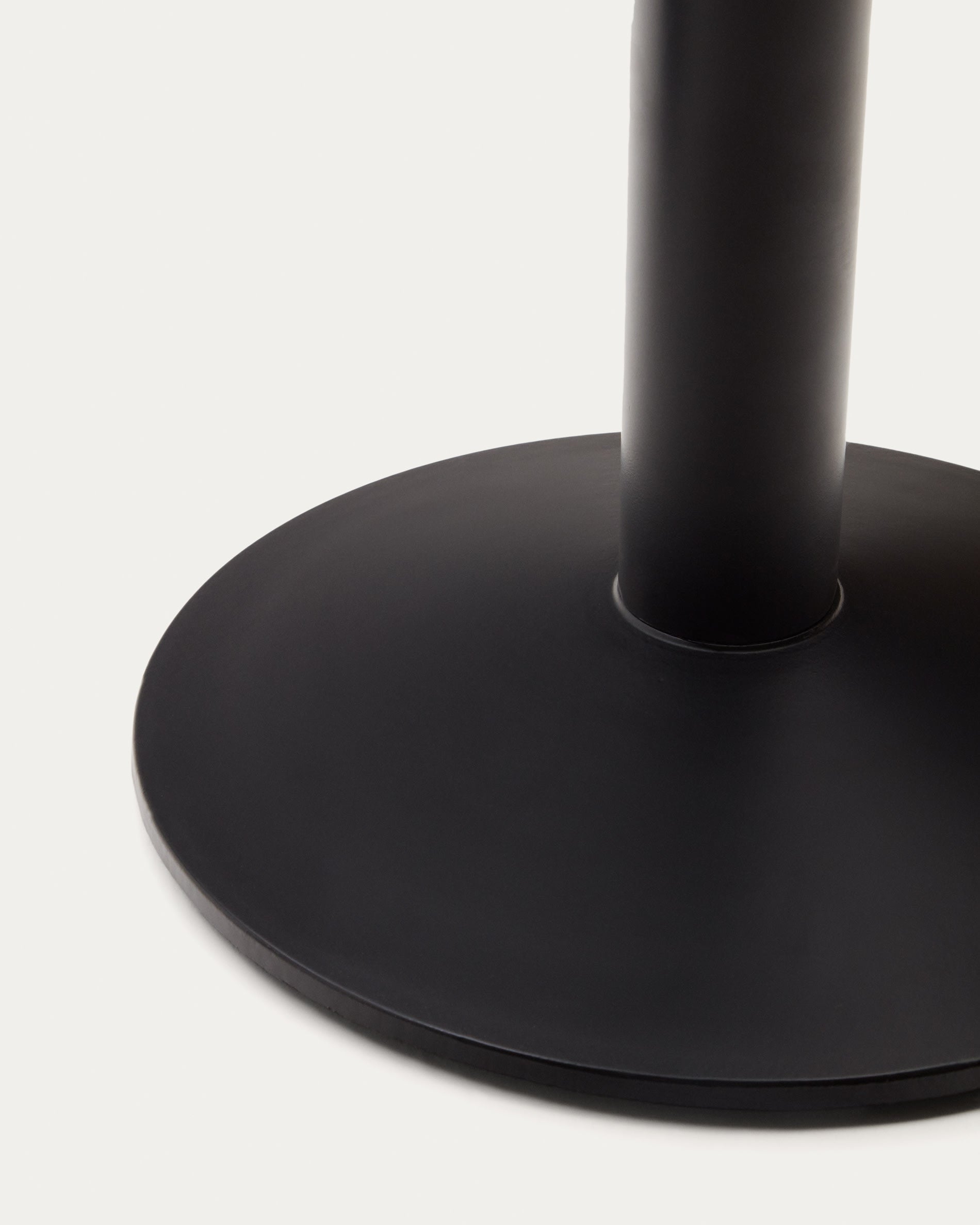 Eleganter Esilda Outdoor-Tisch in Schwarz, 70x70x70 cm, mit stabilem Metallgestell, perfekt für moderne Außenbereiche.