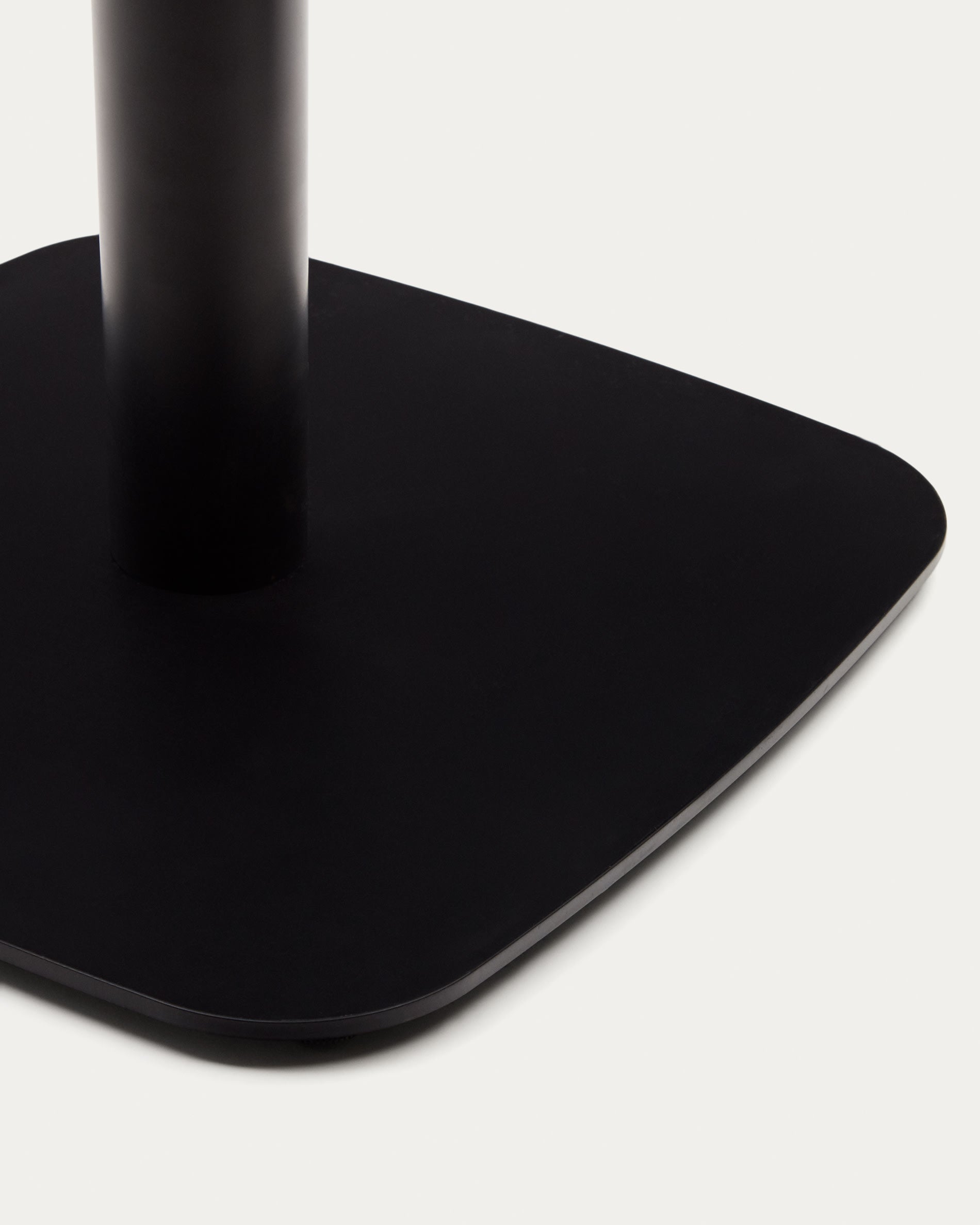 Eleganter Dina Outdoor-Tisch in Schwarz, 68x68x70 cm, mit stabilem Metallbein, perfekt für moderne Außenbereiche.