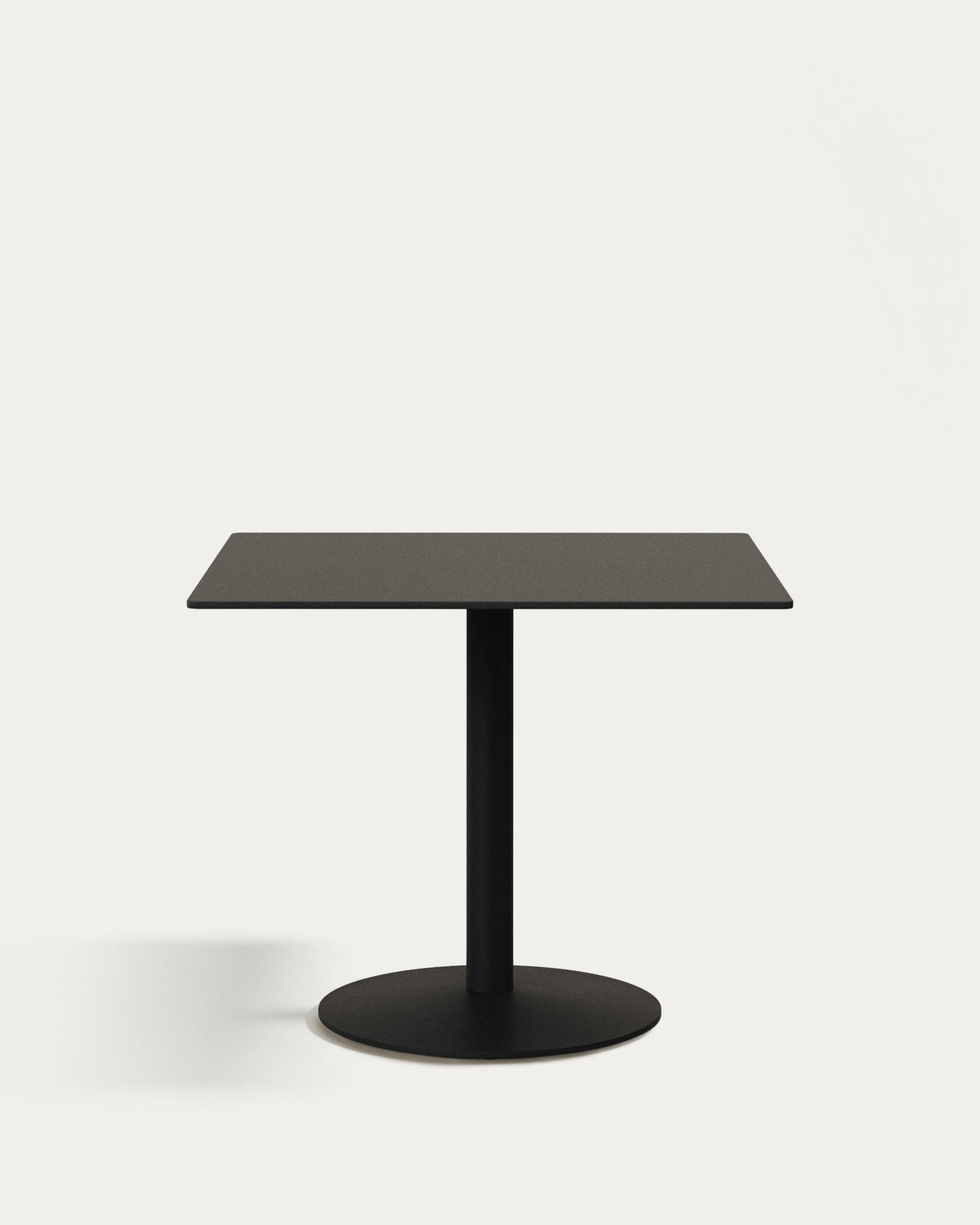Esilda Outdoor-Tisch schwarz mit schwarz lackiertem Metallgestell 90 x 90 x 70 cm in Schwarz präsentiert im Onlineshop von KAQTU Design AG. Gartentisch ist von Kave Home