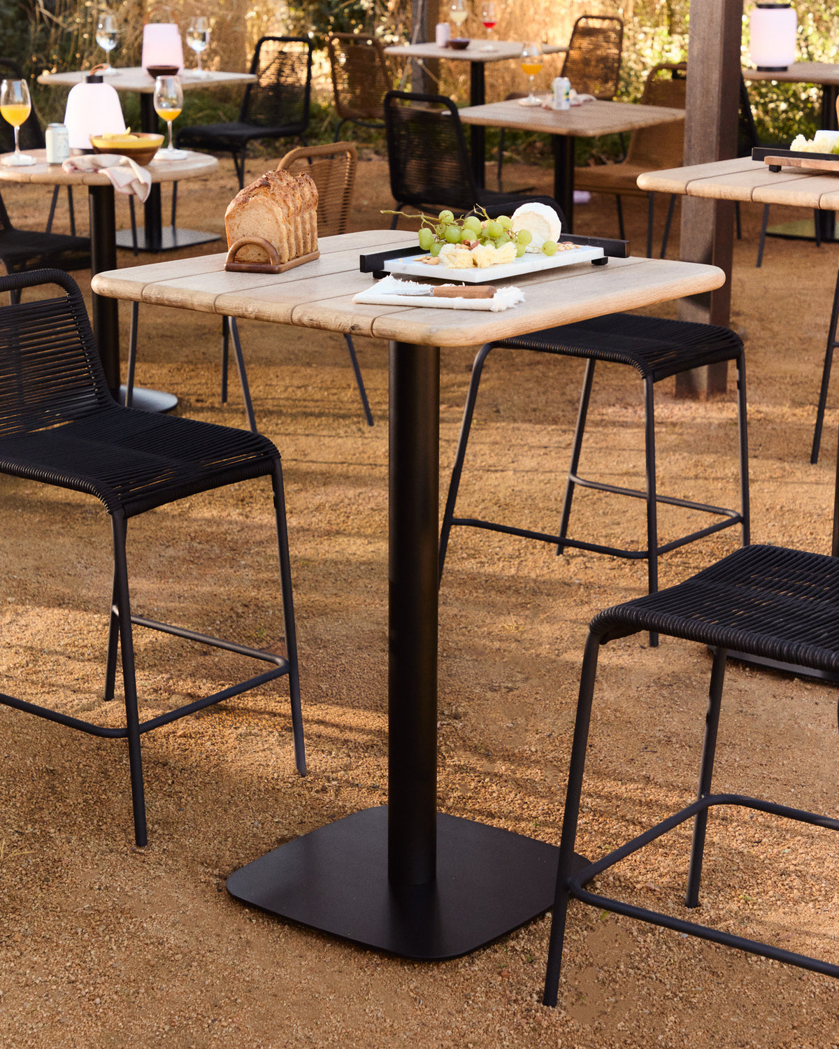 Hoher quadratischer Bar-Tisch Saura schwarzer Stahl Akazienholz mit natürlichem Fi FSC 100% in Schwarz, Natur präsentiert im Onlineshop von KAQTU Design AG. Hochtisch Outdoor ist von Kave Home