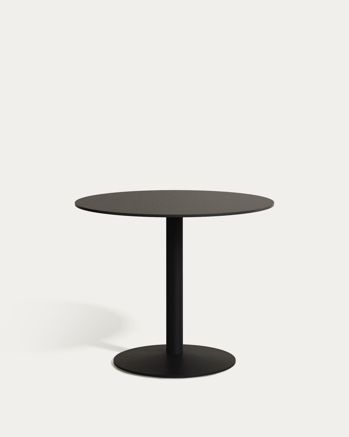 Esilda schwarzer runder Outdoor-Tisch mit schwarz lackiertem Metallbein Ø 90 x 70 cm in Schwarz präsentiert im Onlineshop von KAQTU Design AG. Gartentisch ist von Kave Home