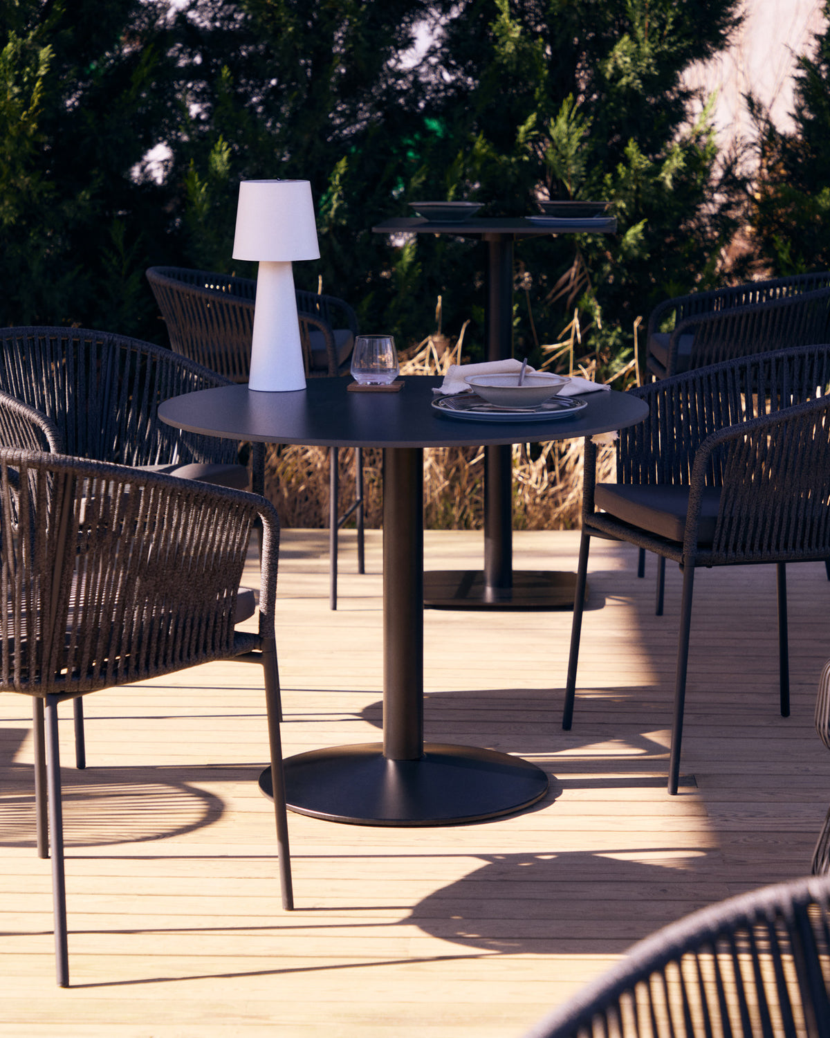 Esilda schwarzer runder Outdoor-Tisch mit schwarz lackiertem Metallbein Ø 90 x 70 cm in Schwarz präsentiert im Onlineshop von KAQTU Design AG. Gartentisch ist von Kave Home