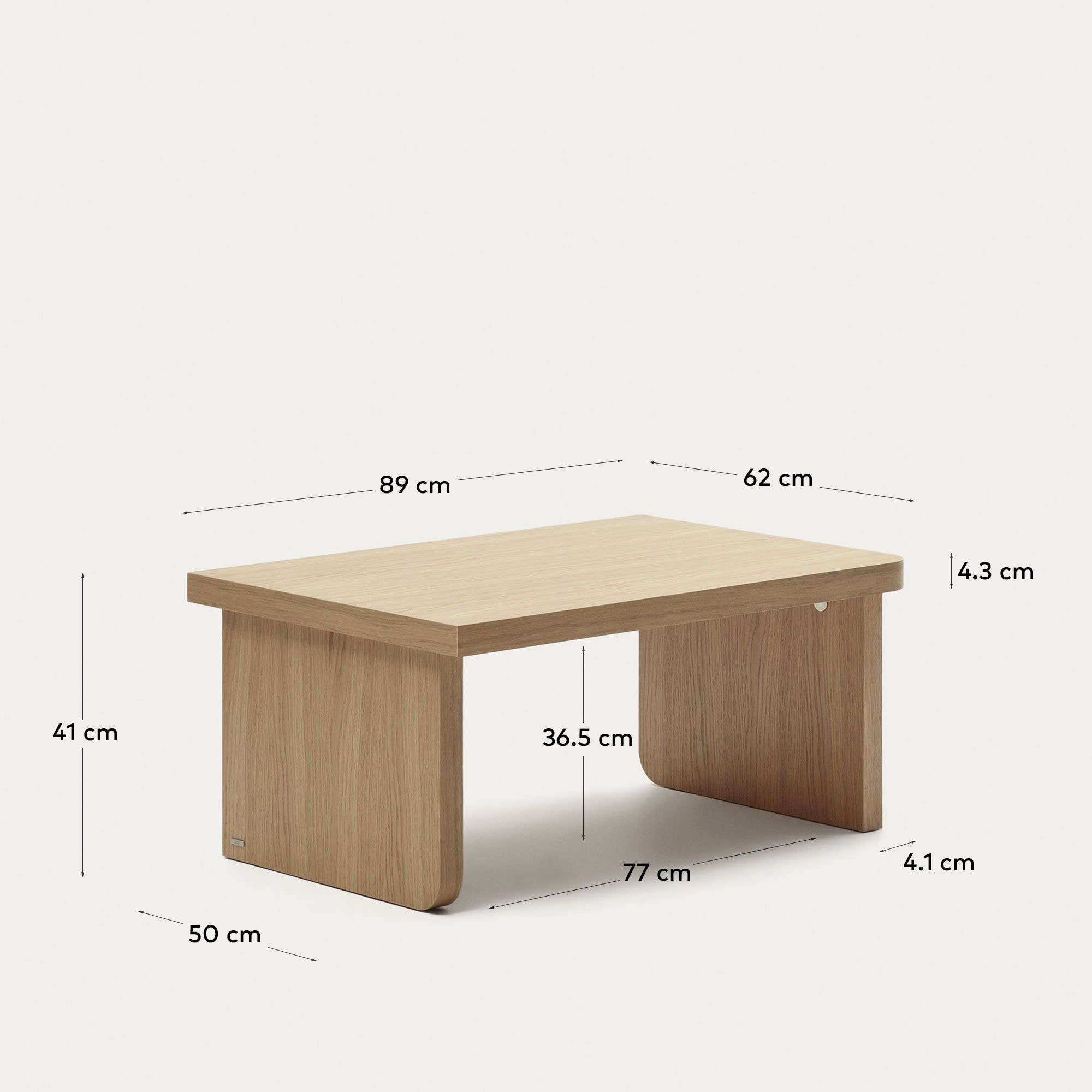 Set aus 2 Couchtischen aus hochwertigem Eichenfurnier mit natürlichem Finish. Perfekt für modernes, nachhaltiges Wohnen.