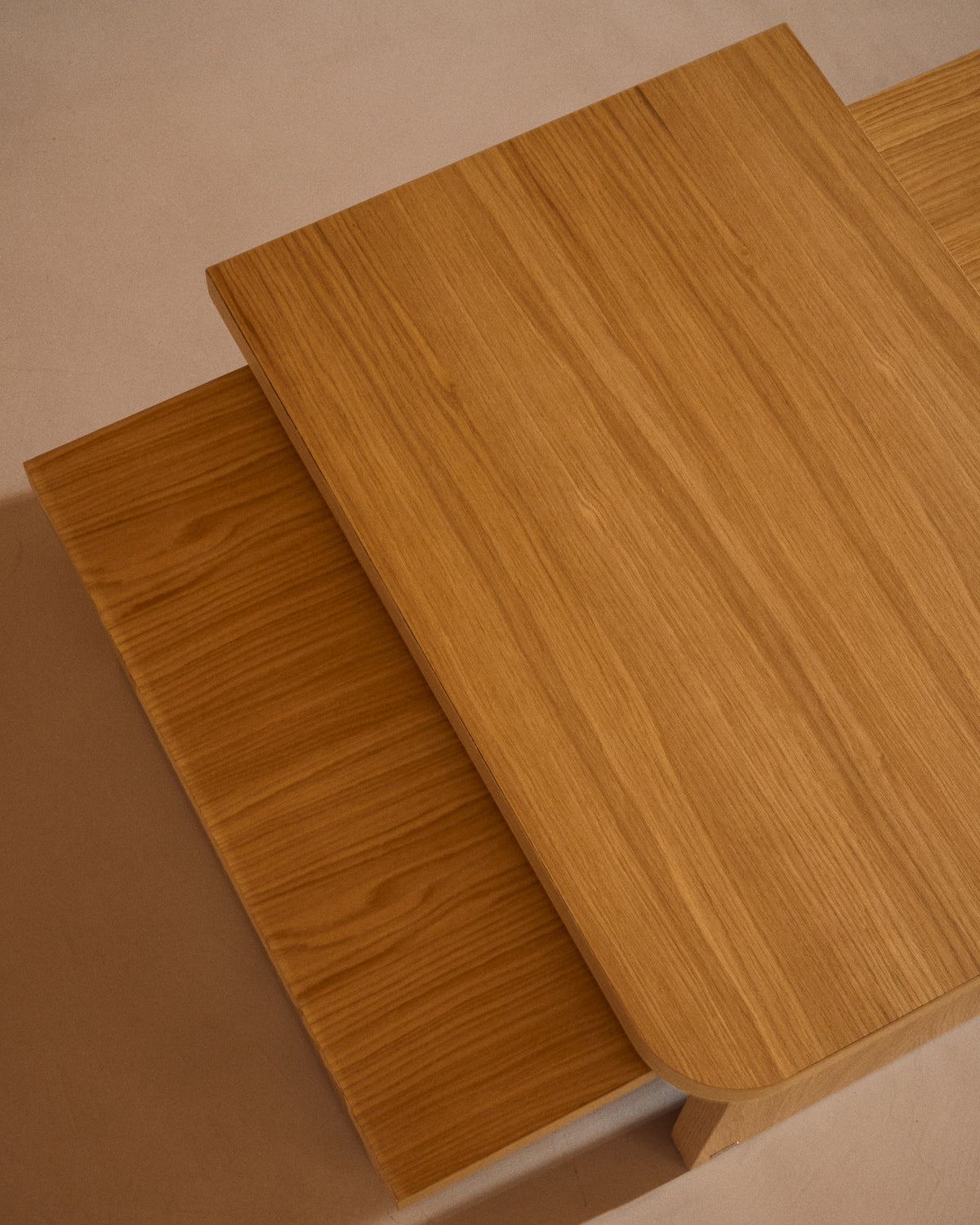 Oaq Set aus 2 Couchtischen aus Eichenfurnier mit natürlichem Finish FSC Mix Credit in Natur präsentiert im Onlineshop von KAQTU Design AG. Couchtisch ist von Kave Home
