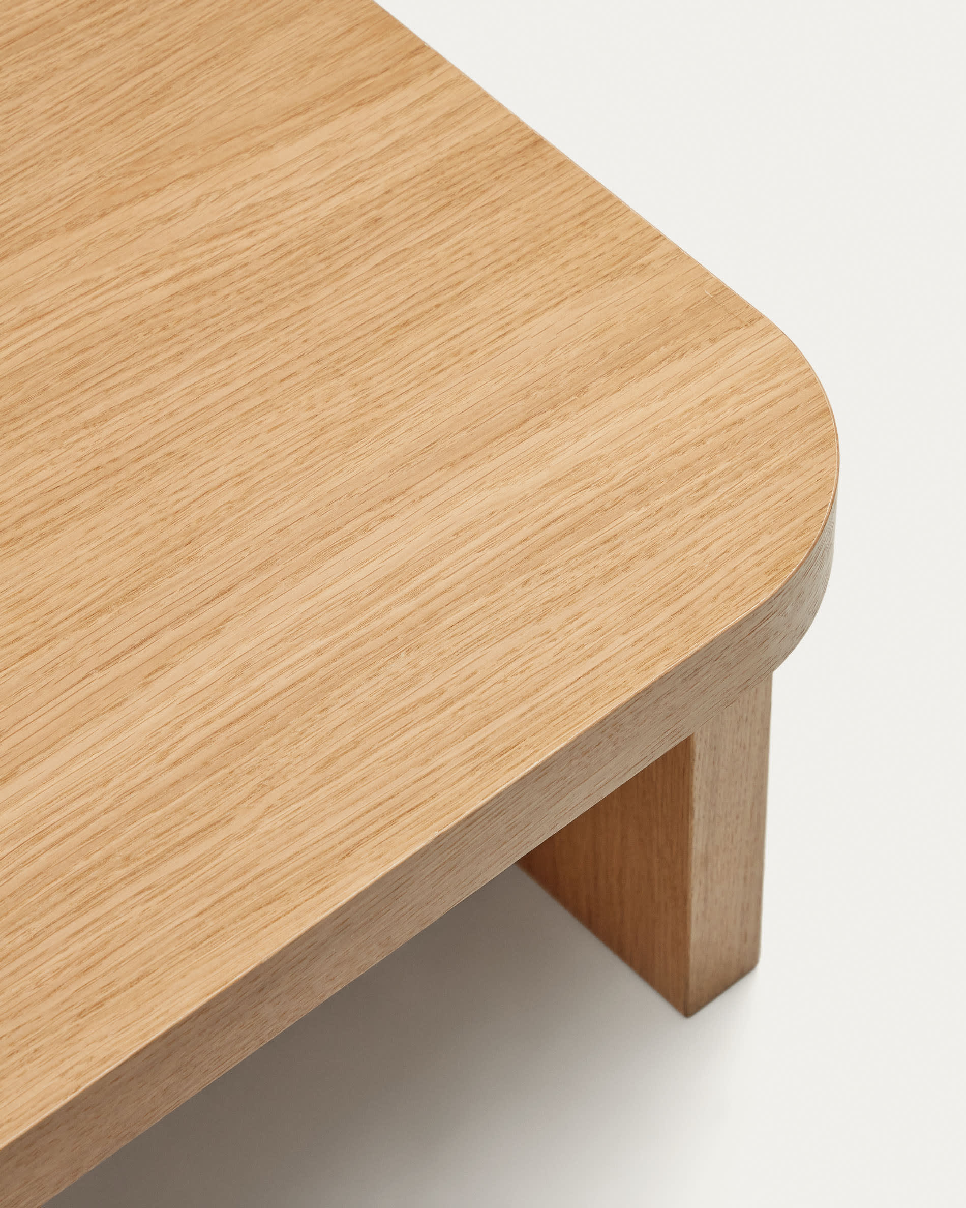 Moderner Oaq Couchtisch aus Eichenfurnier, 140x75 cm, mit natürlichem Finish, FSC Mix Credit, von Kave Home.