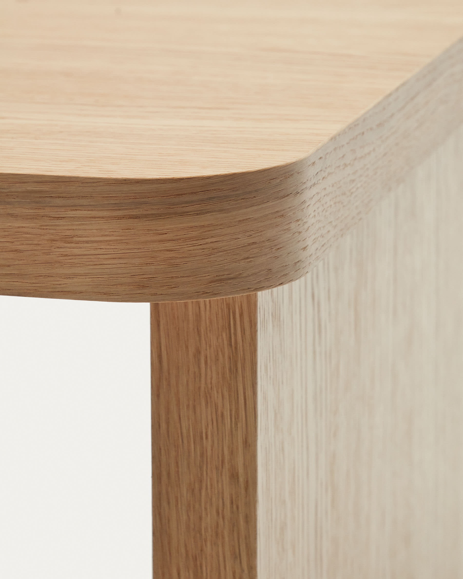 Eleganter Oaq Couchtisch aus Eichenfurnier mit natürlichem Finish, 89 x 62 cm. Perfekt für stilvolle Wohnräume, nachhaltig und funktional.