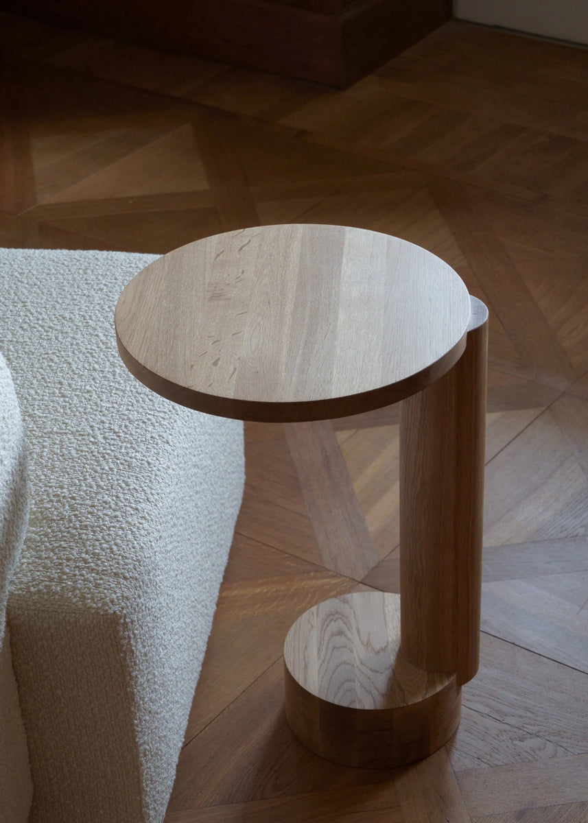 Moderner Beistelltisch Bold BDT01 von Tamo: runde Form, ansprechende Holzoberfläche, ideal für zeitgemäße Einrichtung und platzsparende Lösungen.