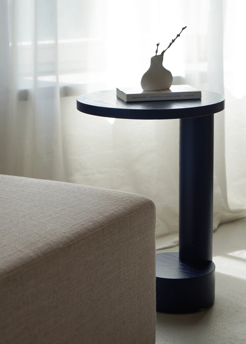 Eleganter Beistelltisch Bold BDT01 von Tamo: zeitloses Design, runde Holzoberfläche, perfektes Möbelstück für jeden modernen Wohnraum.