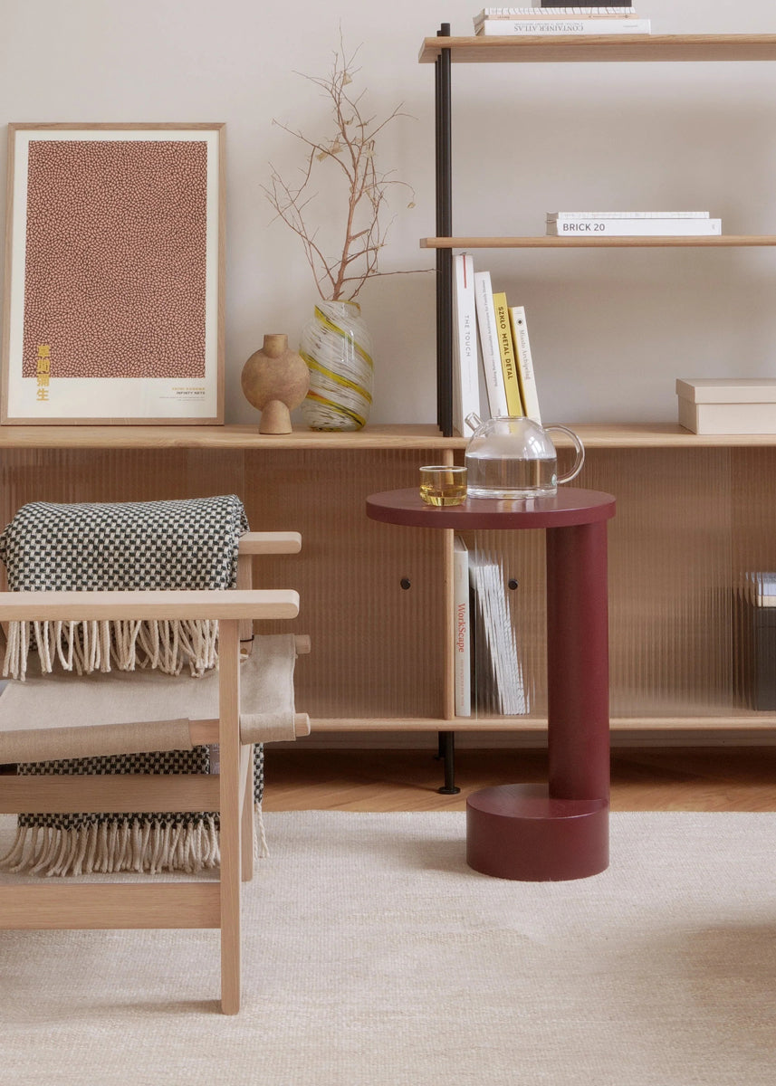 Eleganter Beistelltisch Bold BDT01 von Tamo: runde Tischplatte aus Holz, modernes Design, perfekt für stilvolle Wohnräume und entspannte Atmosphäre.