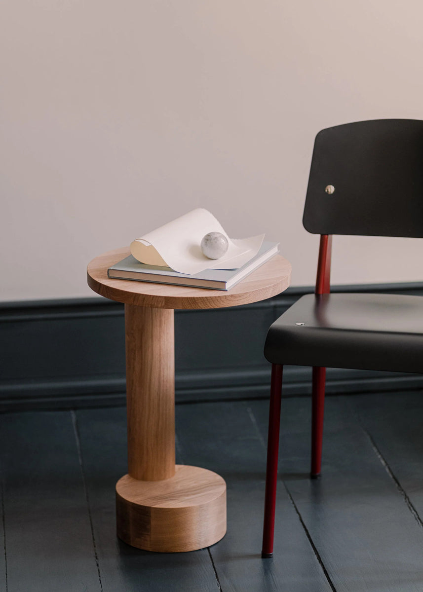 Eleganter Beistelltisch Bold BDT01 von Tamo: Runde Holzoberfläche, stilvolles Design, perfekt für moderne Wohnräume und entspannte Atmosphären.