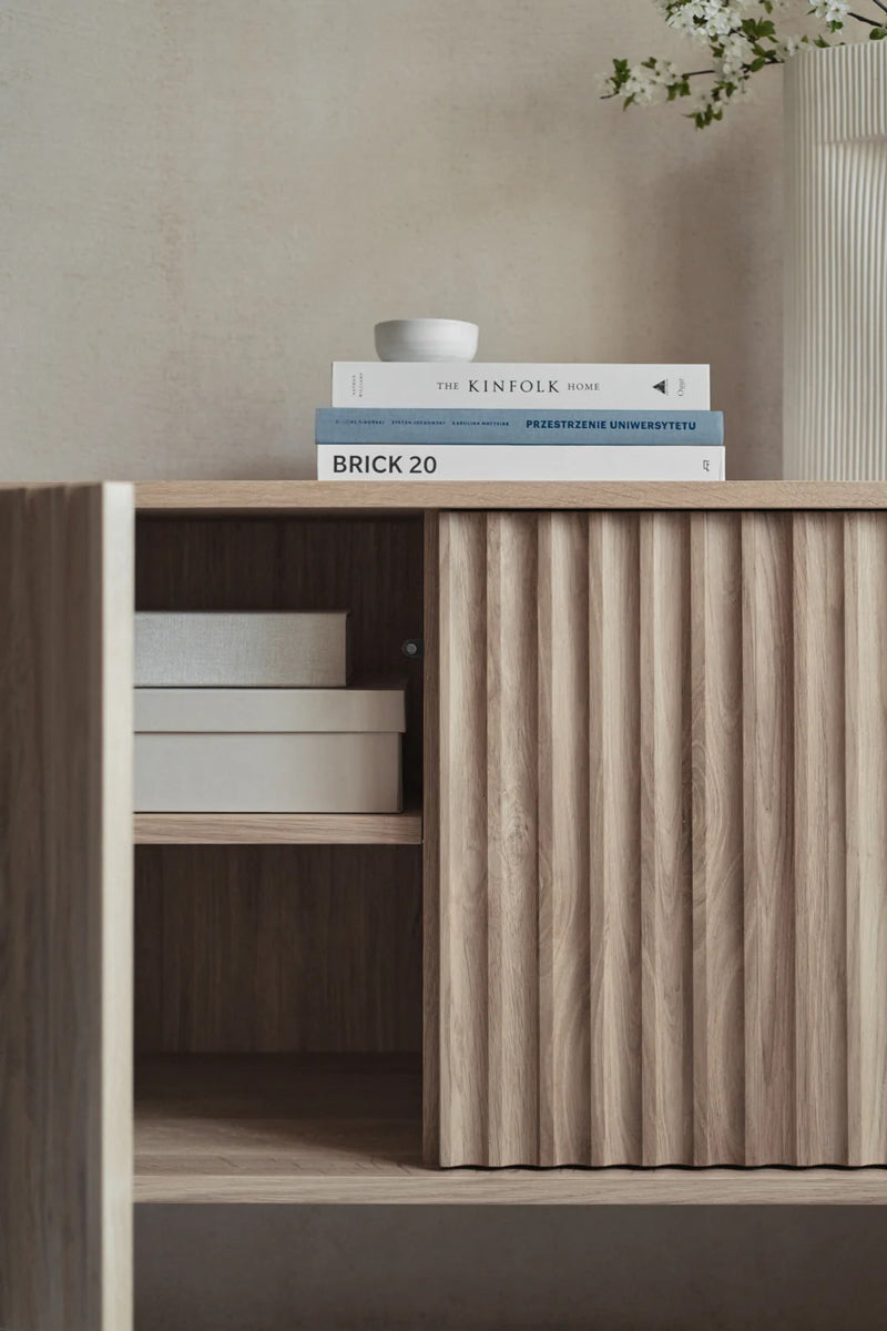 Eleganter Maya MY02 Holzschrank von Tamo, ideal für moderne Büros, vereint Ästhetik und praktische Stauraummöglichkeiten.