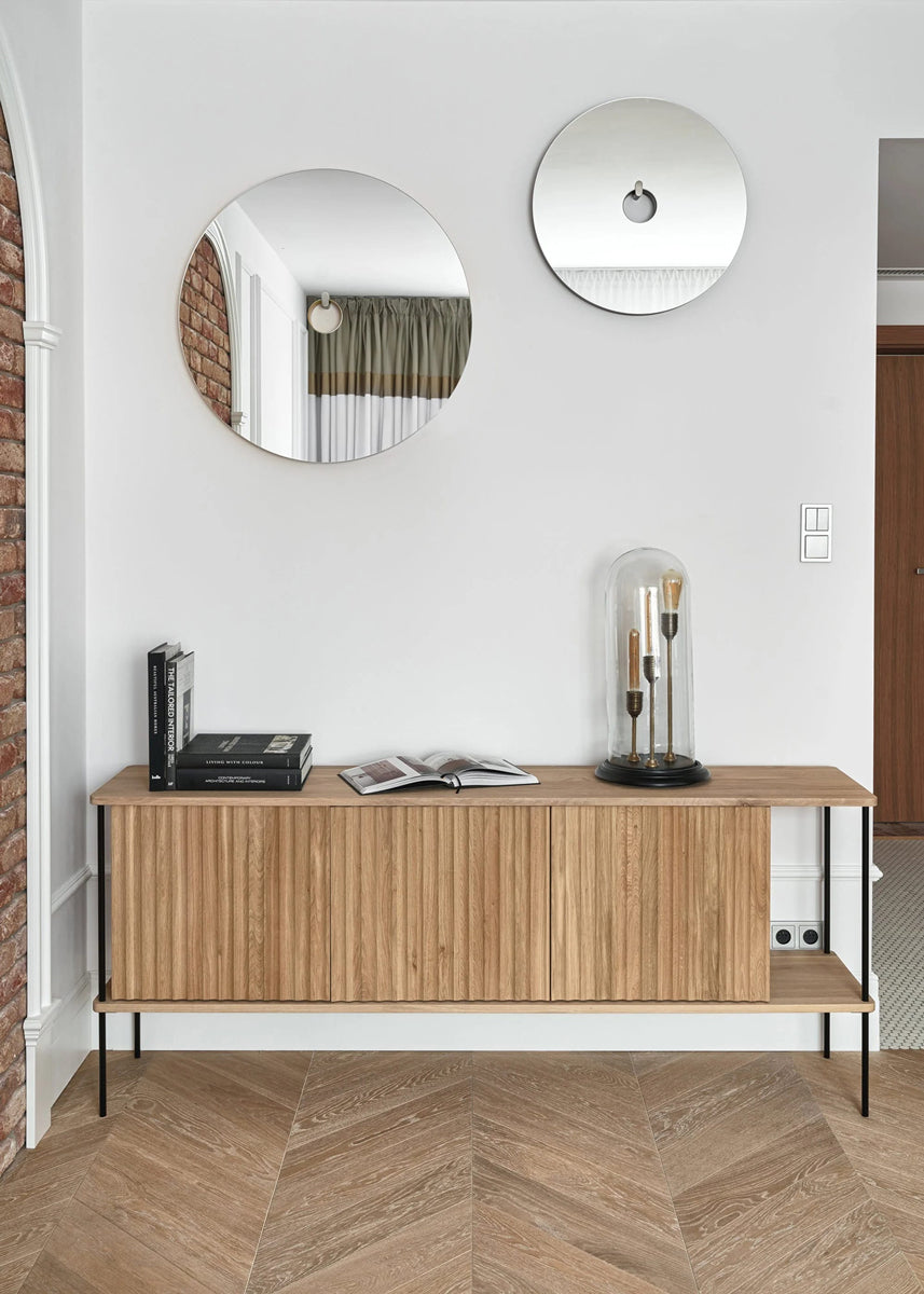 Moderner Büroschrank Maya MY02 aus Holz von Tamo, bietet stilvollen Stauraum und verleiht jedem Arbeitsumfeld eine elegante Note.
