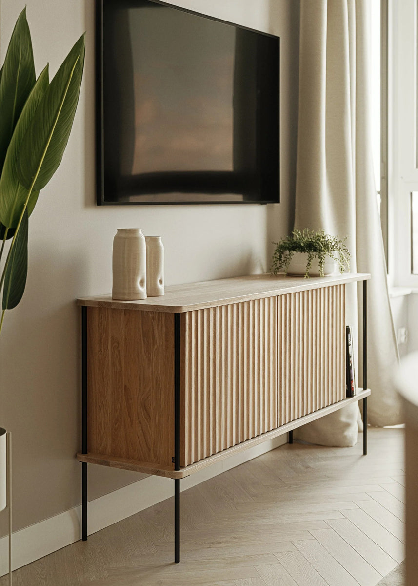 Eleganter Holzschrank Maya MY02 von Tamo, ideal für Büros, vereint Funktionalität und modernes Design für optimalen Stauraum.