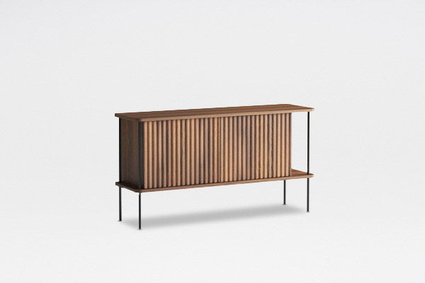 Sideboard Maya aus massivem Eichenholz mit gefräster Front, Push-to-Open-System und schlanken Stahlfüssen, Farbe Eiche Natur.