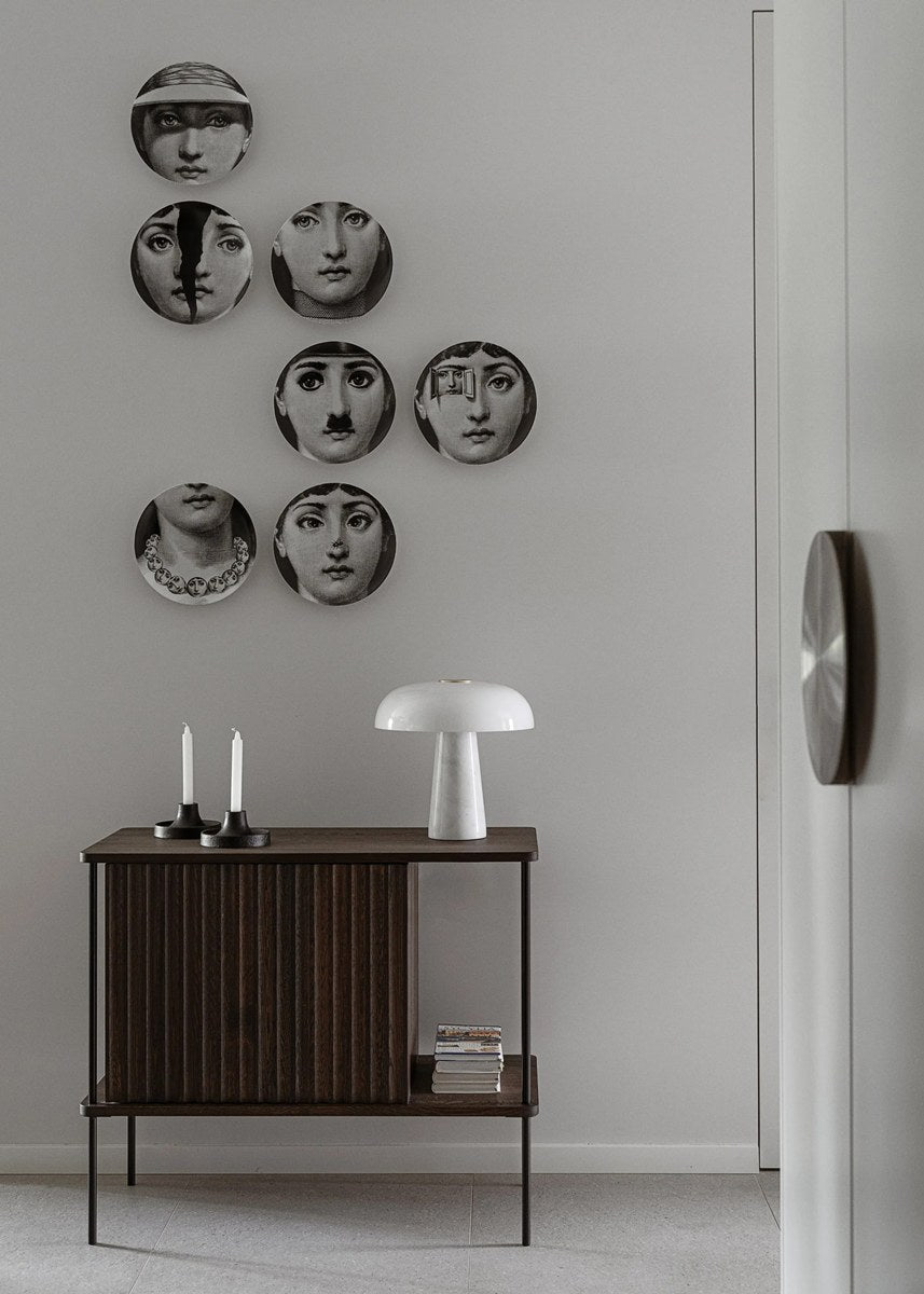 Sideboard Maya aus massivem Eichenholz mit gefräster Front, Push-to-Open-System und schlanken Stahlfüssen, Farbe Eiche Natur.