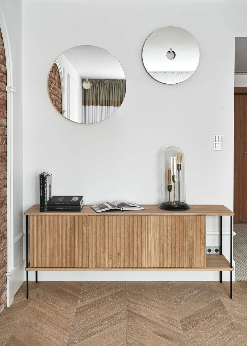 Sideboard Maya aus massivem Eichenholz mit gefräster Front, Push-to-Open-System und schlanken Stahlfüssen, Farbe Eiche Natur.