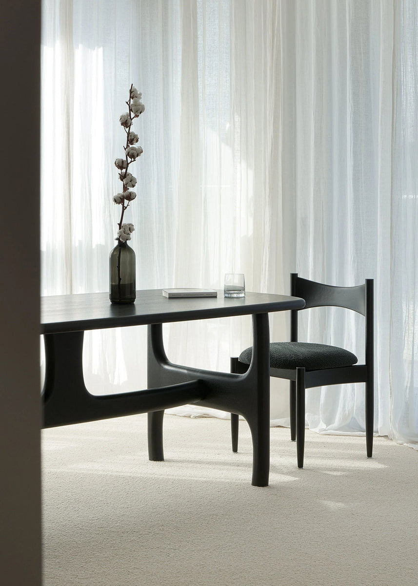Moderner Esstisch Olfo OLF2074 von Tamo, gefertigt aus edlem Holz, mit klarer Tischplatte und zarten Beinen – ideal für einladende Esszimmer.