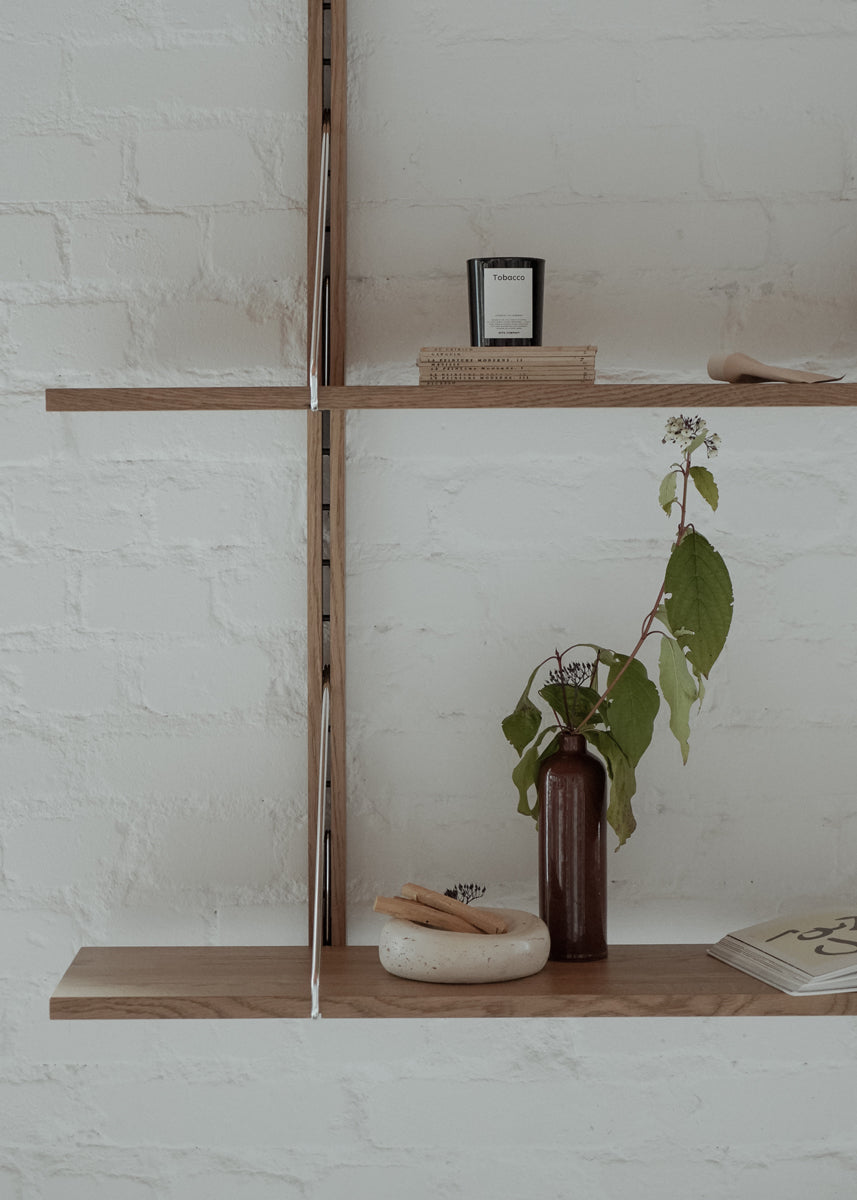 Elegantes Standregal Rodd RDD1019 von Tamo, aus edlem Holz, mit stilvollen offenen Fächern für eine moderne Wohnraumgestaltung.