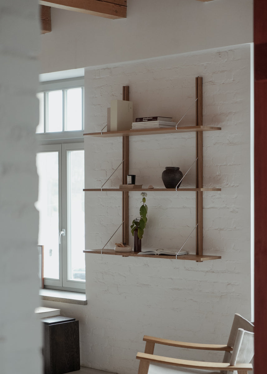 Modernes Standregal Rodd RDD1019 von Tamo, gefertigt aus hochwertigem Holz, bietet praktische Ablageflächen und verleiht jedem Raum einen eleganten Akzent.