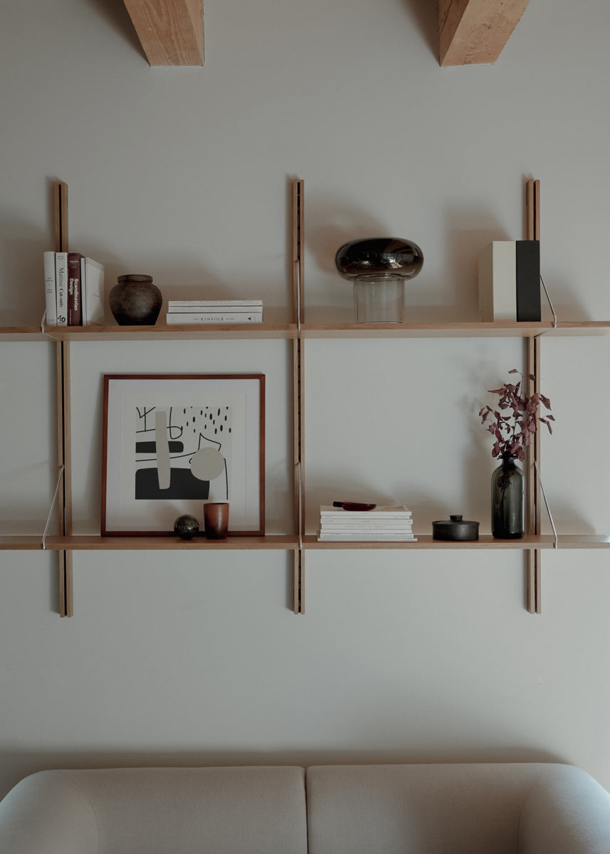 Elegantes Standregal Rodd RDD1019 von Tamo, aus edlem Holz, ideal für dekorative Präsentation und funktionale Raumgestaltung.