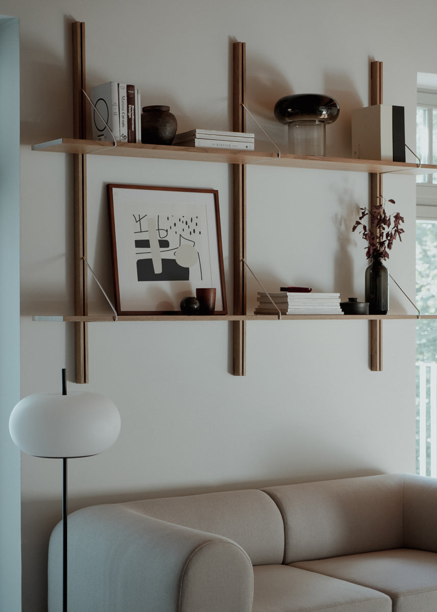 Elegantes Standregal Rodd RDD1019 von Tamo, aus edlem Holz, ideal für dekorative Akzente und funktionale Stauraumlösungen.