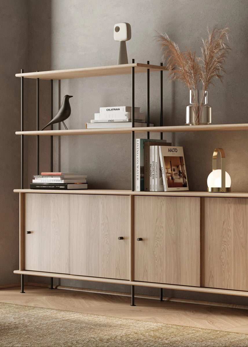 Elegantes Holz-Halbregal Bava BV10P3 von Tamo, ideal zur stilvollen Aufbewahrung und Präsentation von Wohnaccessoires und Literatur.