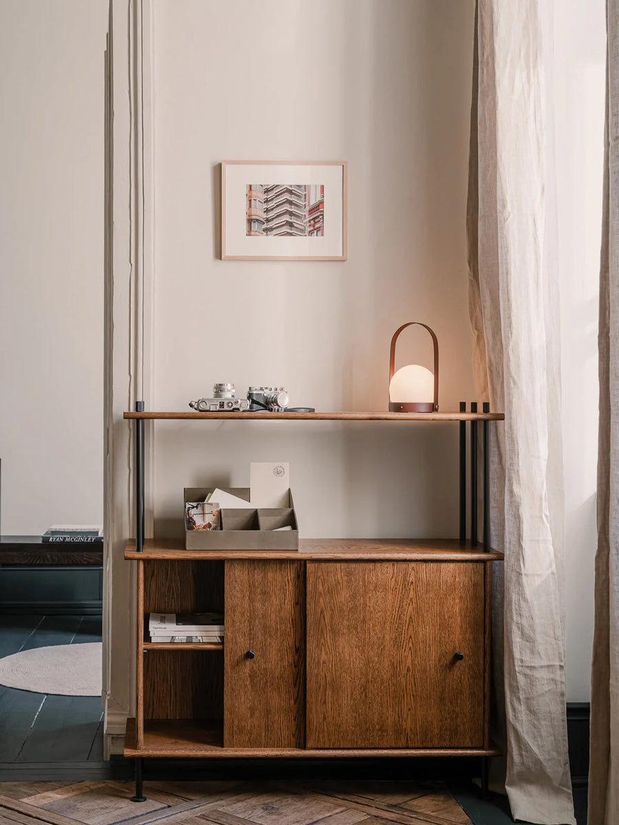 Elegantes Holz-Halbregal Bava BV10P3 von Tamo, ideal zur stilvollen Präsentation von Büchern und Accessoires in Wohn- und Arbeitsbereichen.